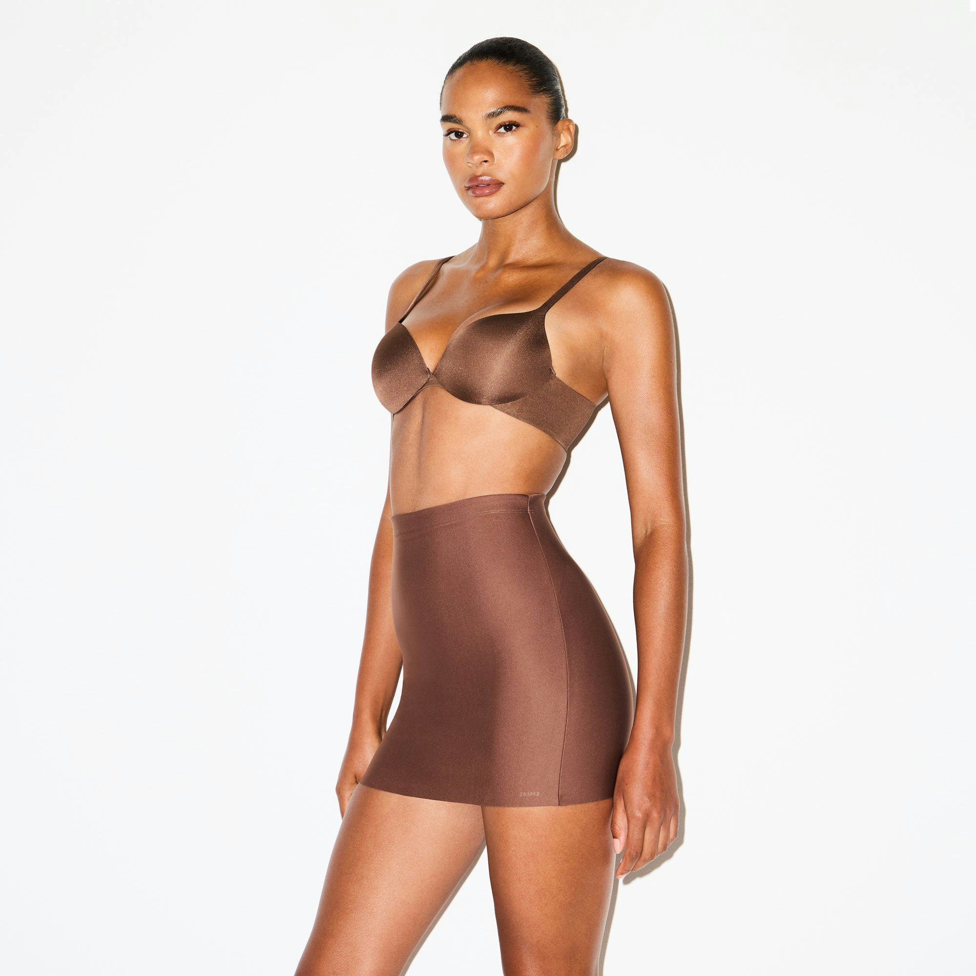 SKIMS BODY CORE SCULPT SKORT | JASPER ON A MODEL SIDE VIEW @ | FOCUS: 0.0, 1.0, 0.9