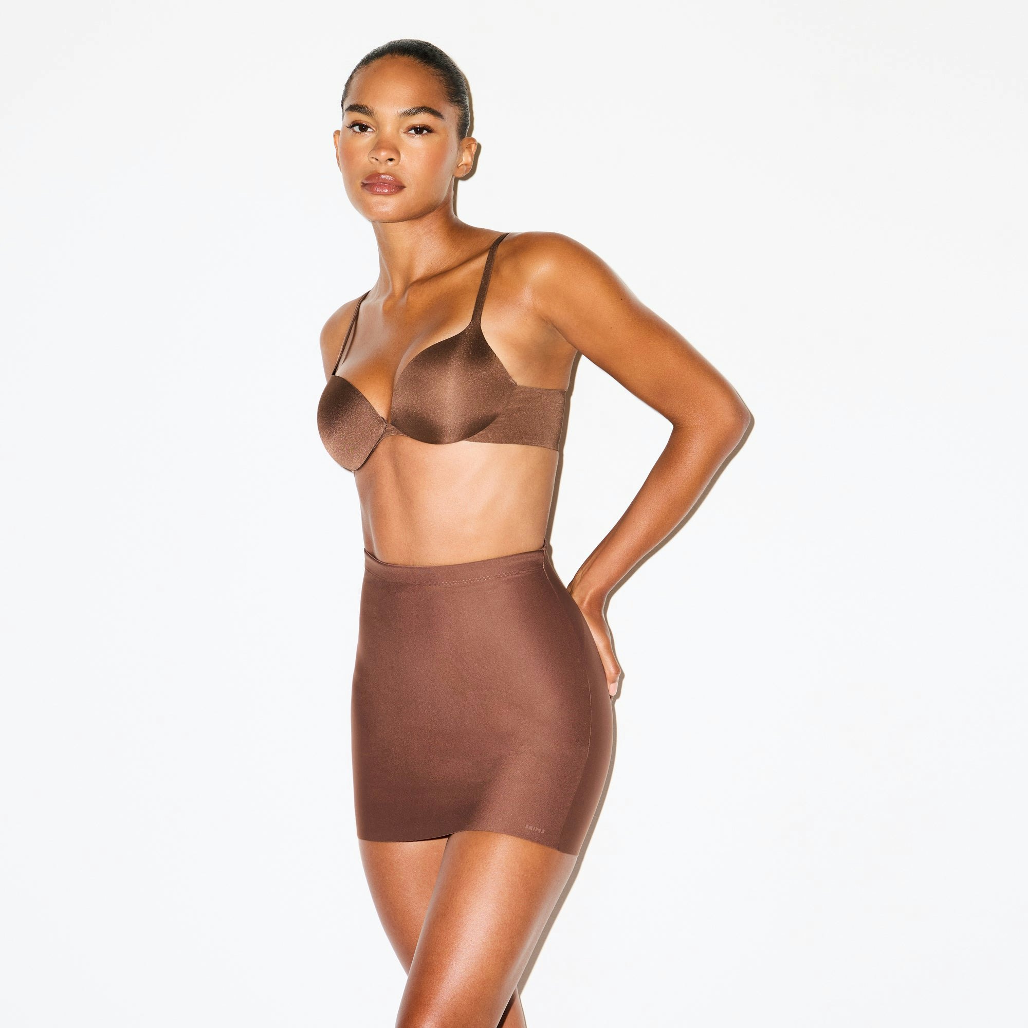 SKIMS BODY CORE SCULPT SKORT | JASPER ON A MODEL SIDE VIEW @ | FOCUS: 0.0, 1.0, 0.9