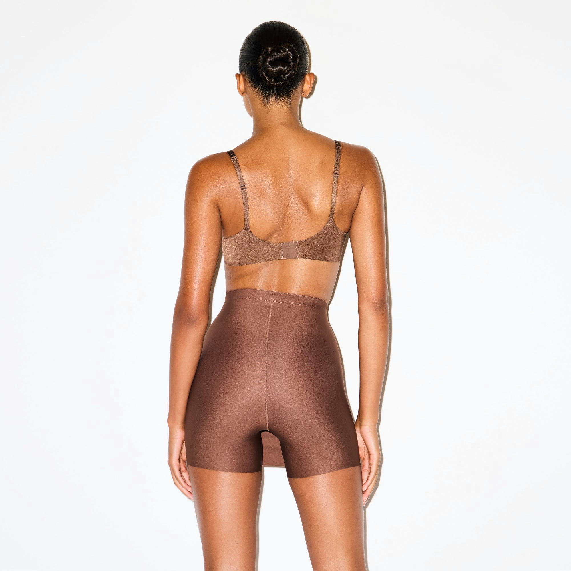 SKIMS BODY CORE SCULPT SKORT | JASPER ON A MODEL SIDE VIEW @ | FOCUS: 0.0, 1.0, 0.9