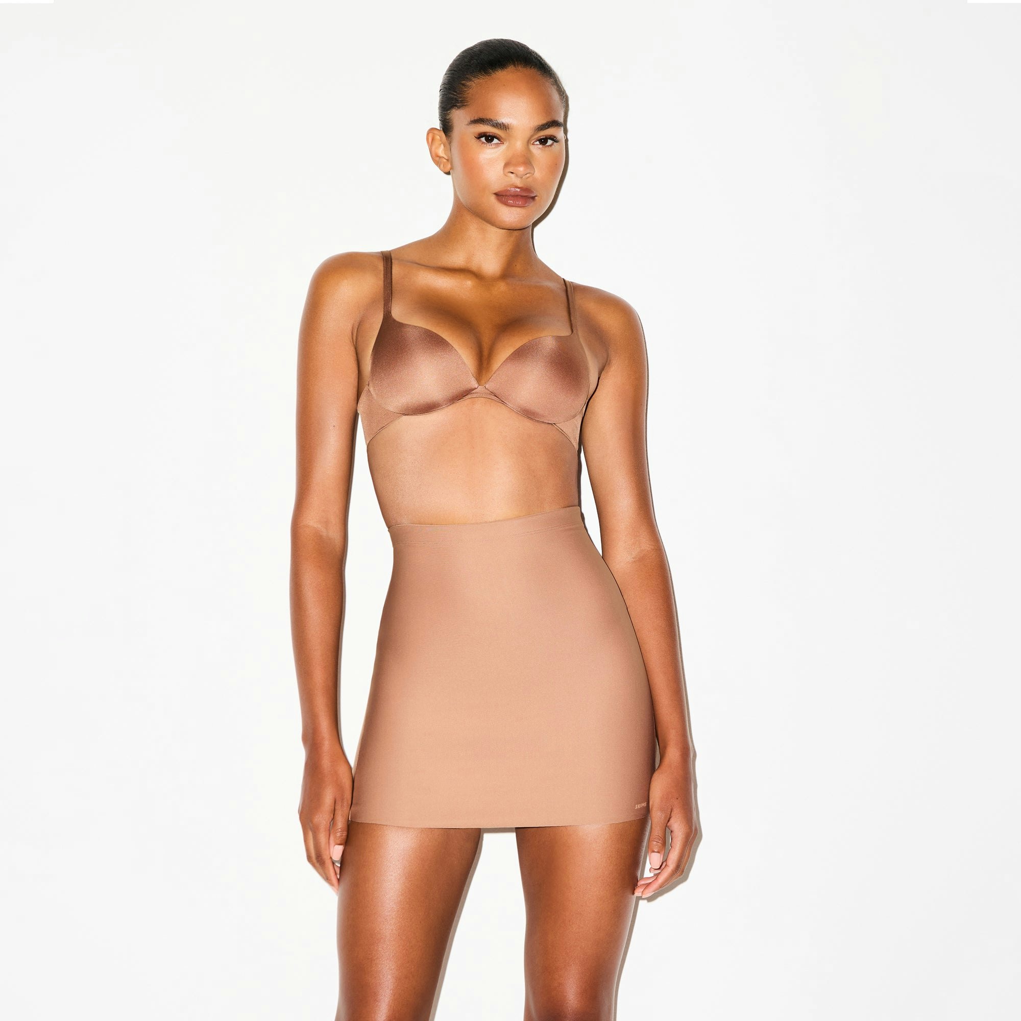 SKIMS BODY CORE SCULPT SKORT | SIENNA ON A MODEL SIDE VIEW @ | FOCUS: 0.0, 1.0, 0.9