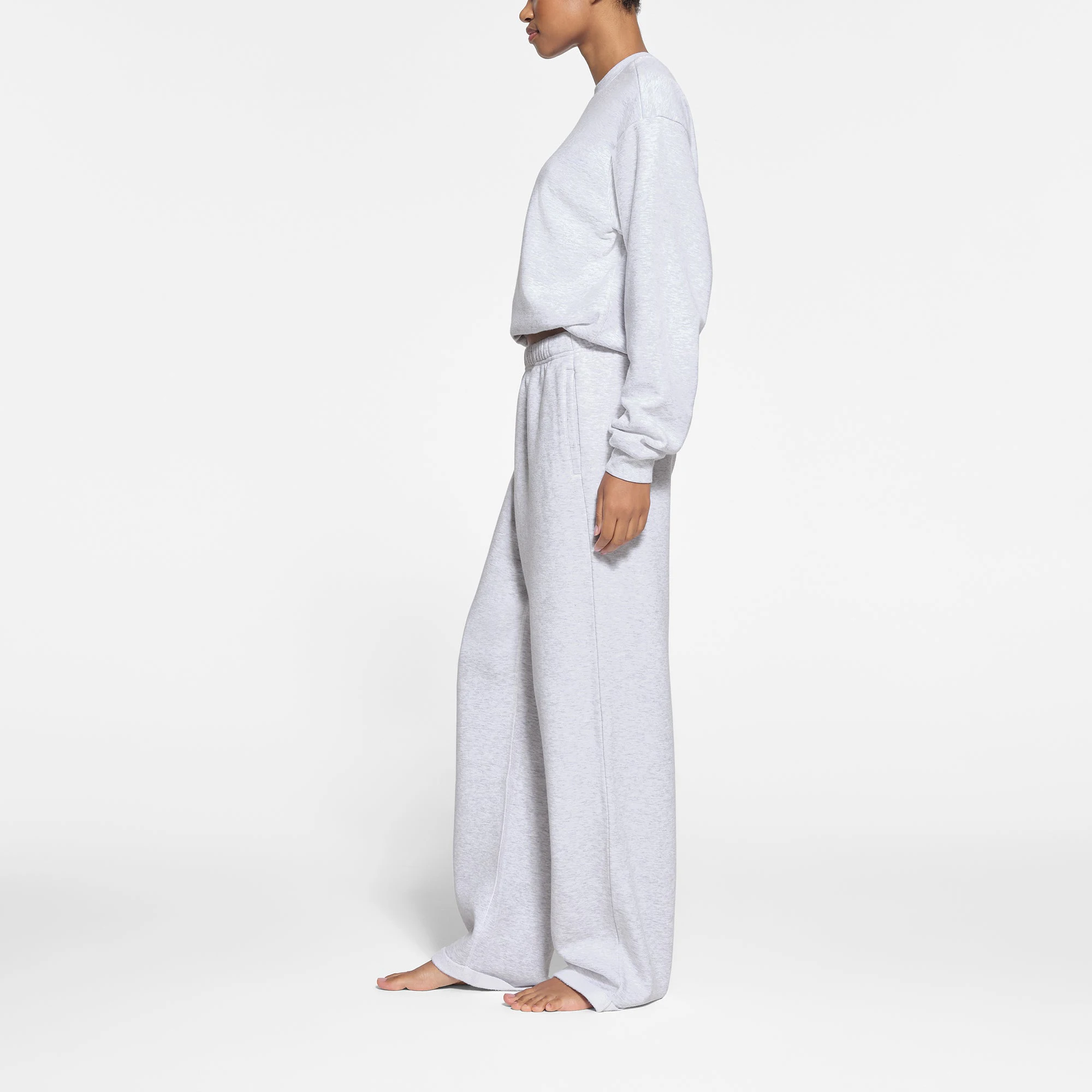 COTTON FLEECE CLASSIC STRAIGHT LEG PANT | LIGHT HEATHER GREY ON A MODEL SIDE VIEW