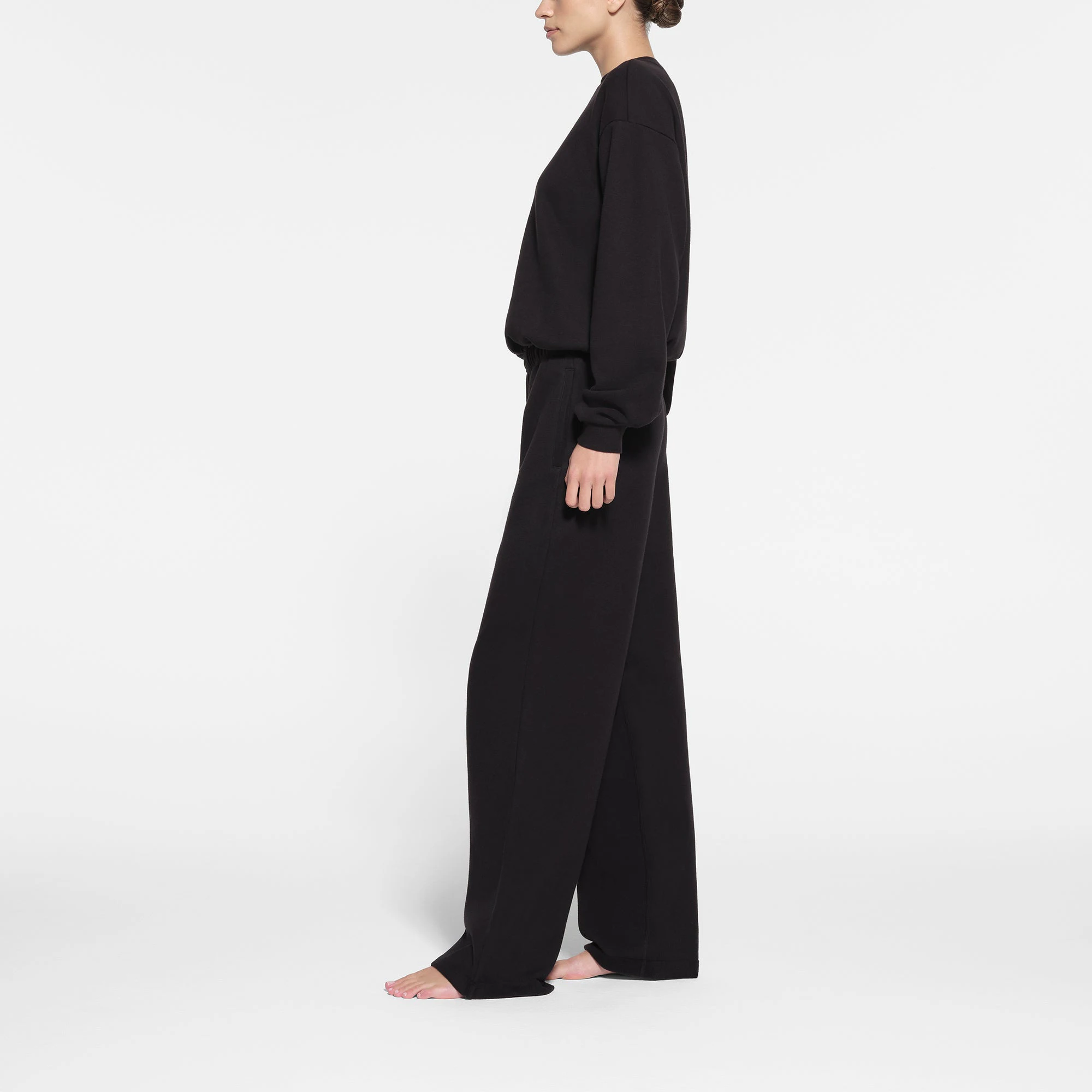COTTON FLEECE CLASSIC PANT | ONYX ON A MODEL SIDE VIEW