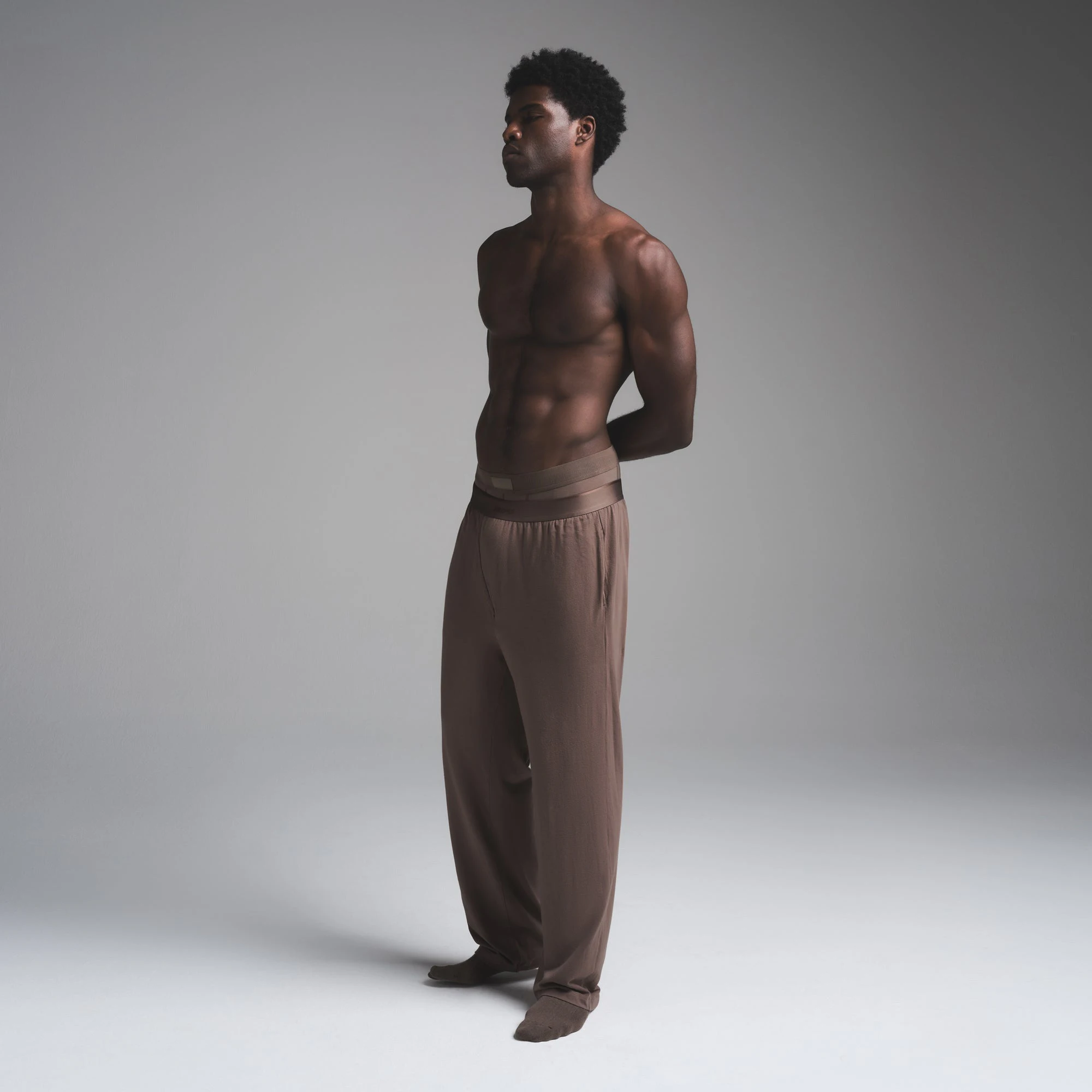 JERSEY SLEEP MENS STRAIGHT LEG PANT | UMBER ON A MODEL SIDE VIEW