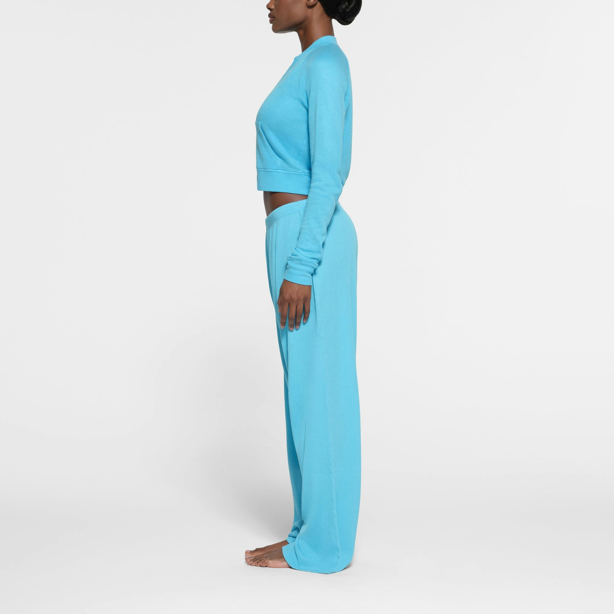 WAFFLE LOOSE PANT | CYAN ON A MODEL SIDE VIEW