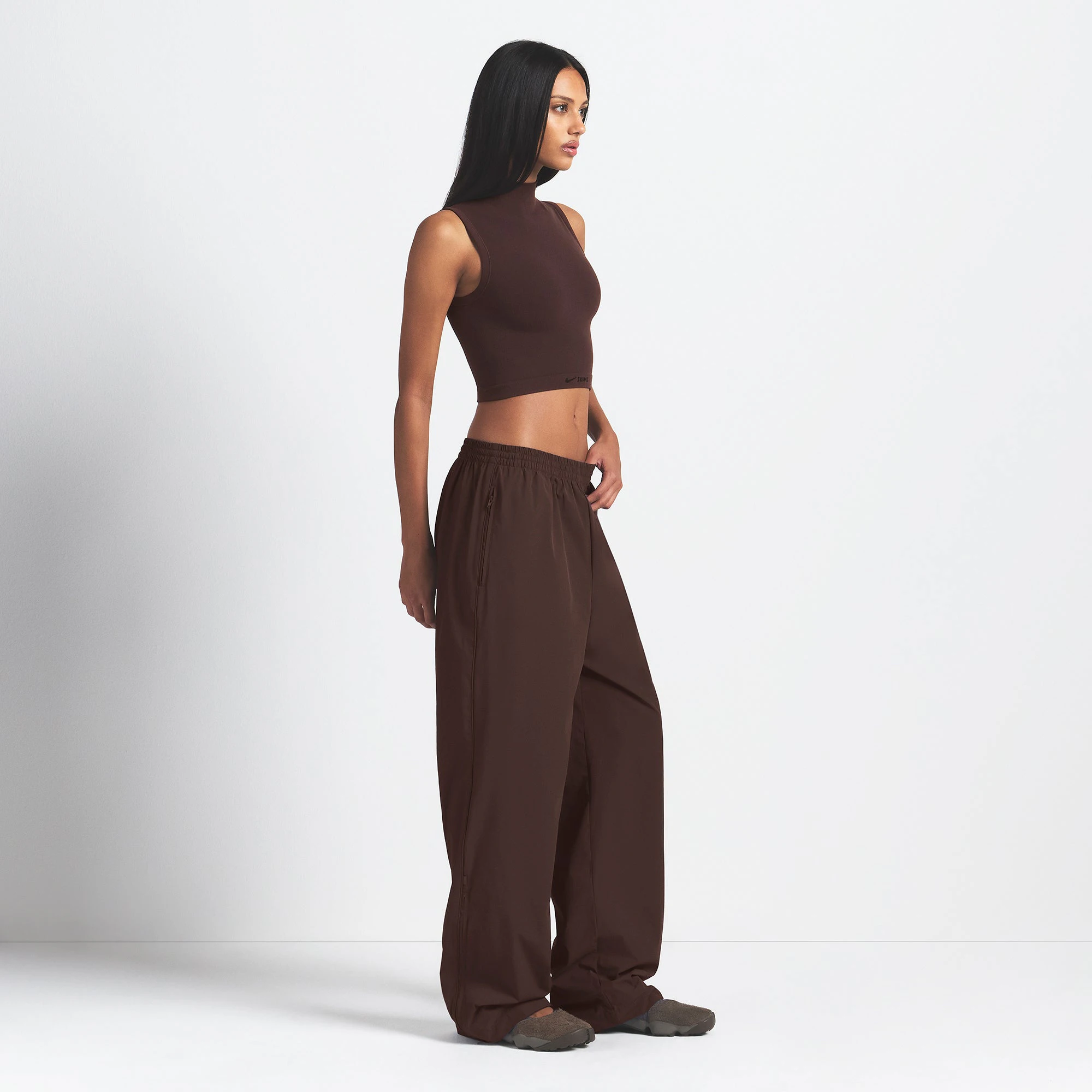 NikeSKIMS WOVEN NYLON OVERSIZED TRACK PANT | PHOENIX ON A MODEL SIDE VIEW @ | FOCUS: 0.0, 1.0, 0.9