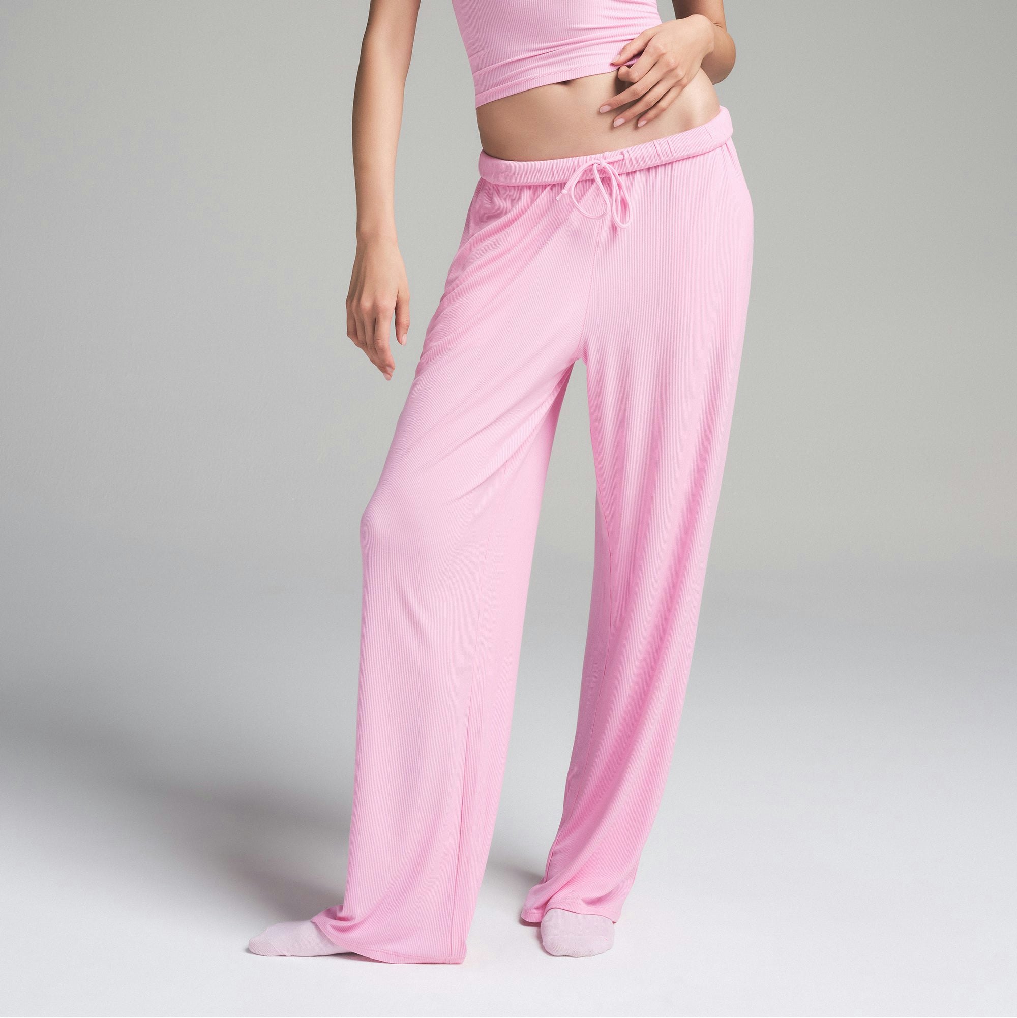 SOFT LOUNGE LOOSE PANT | BUBBLE GUM ON A MODEL SIDE VIEW | FOCUS: 0.0, 1.0, 0.9