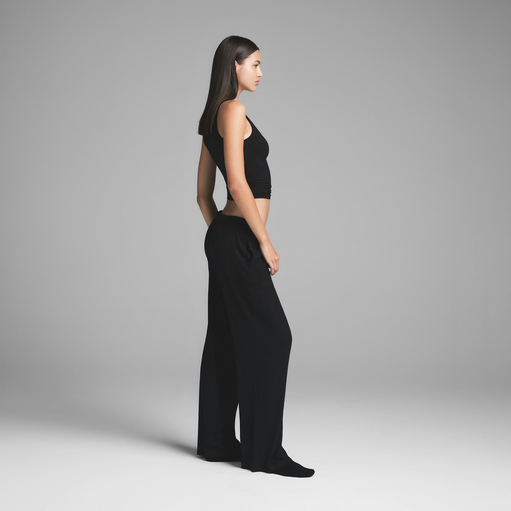 SOFT LOUNGE LOOSE PANT | ONYX ON A MODEL SIDE VIEW