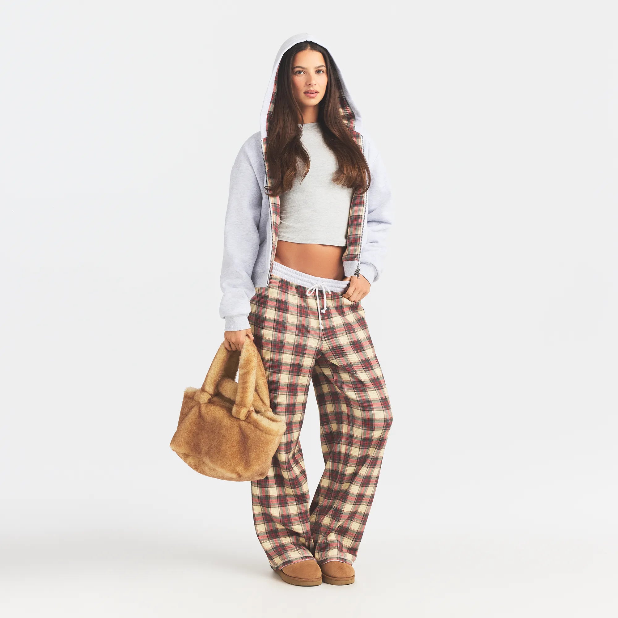 FAUX FUR SMALL TOTE | TOASTED LATTE ON A MODEL FRONT VIEW @ | FOCUS: 0.0, 1.0, 0.9