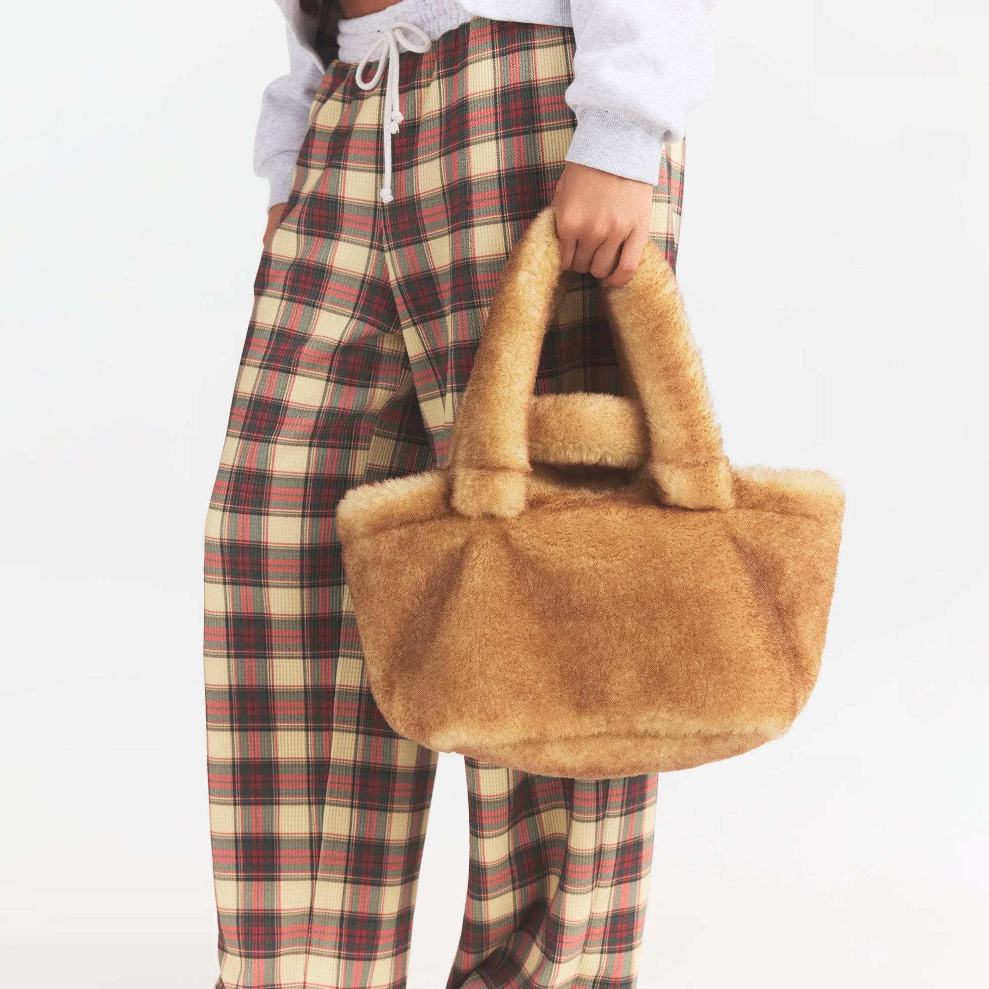 FAUX FUR SMALL TOTE | TOASTED LATTE ON A MODEL FRONT VIEW @ | FOCUS: 0.0, 1.0, 0.9