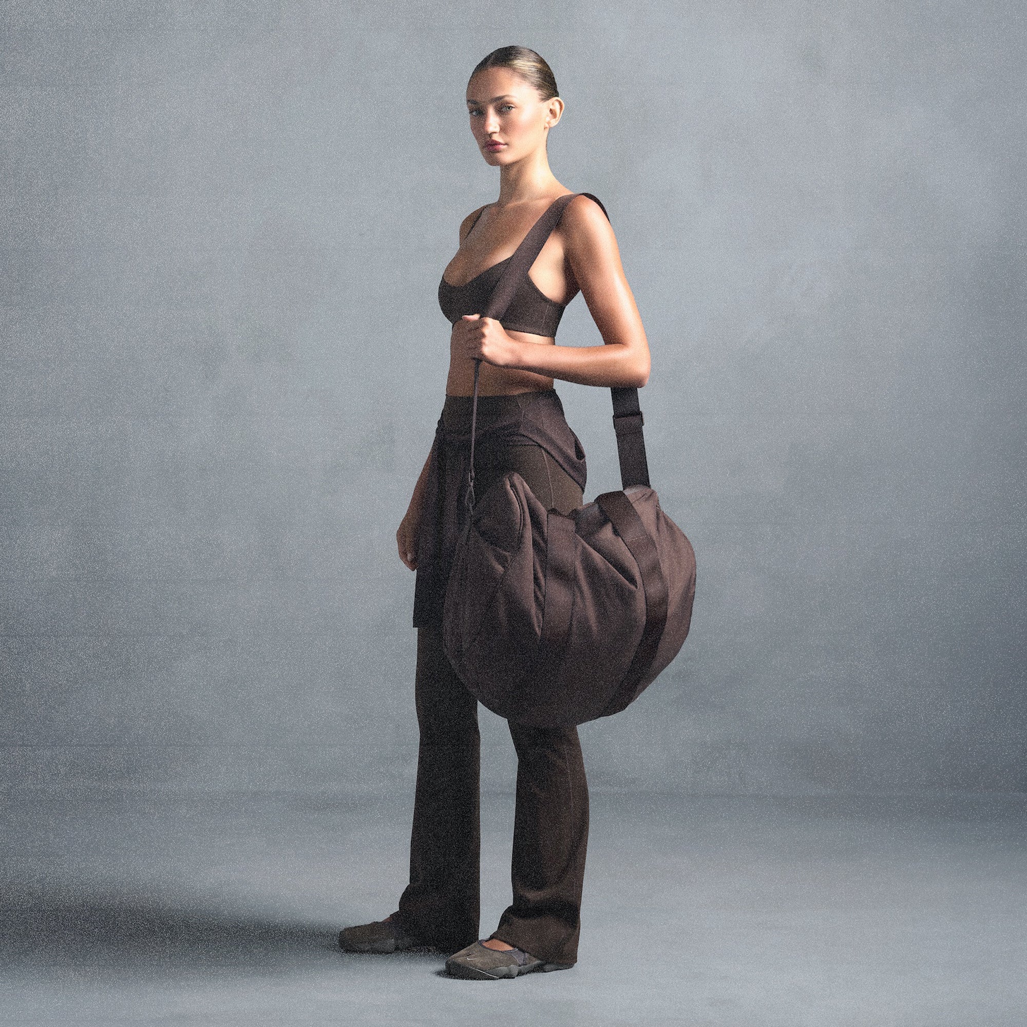 Nike SKIMS ブラックボストンバッグ SKIMS + Nike Puffer Gym Bag - Obsidian | NET-A-PORTER