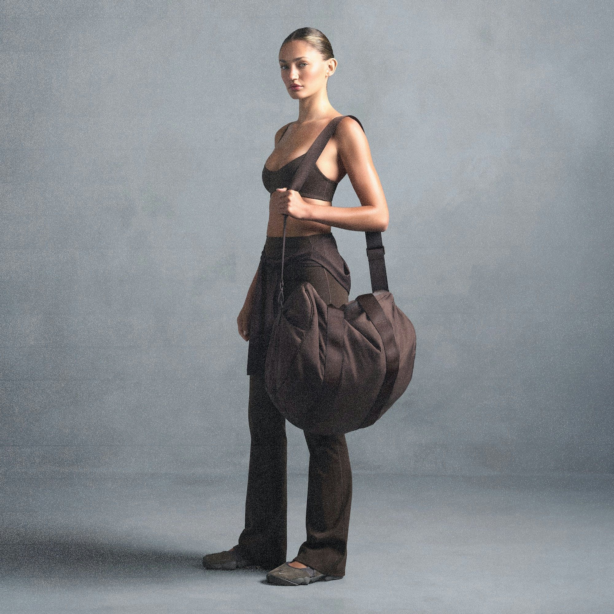 NikeSKIMS PUFFER GYM BAG | PHOENIX ON A MODEL SIDE VIEW @ | FOCUS: 0.0, 1.0, 0.9