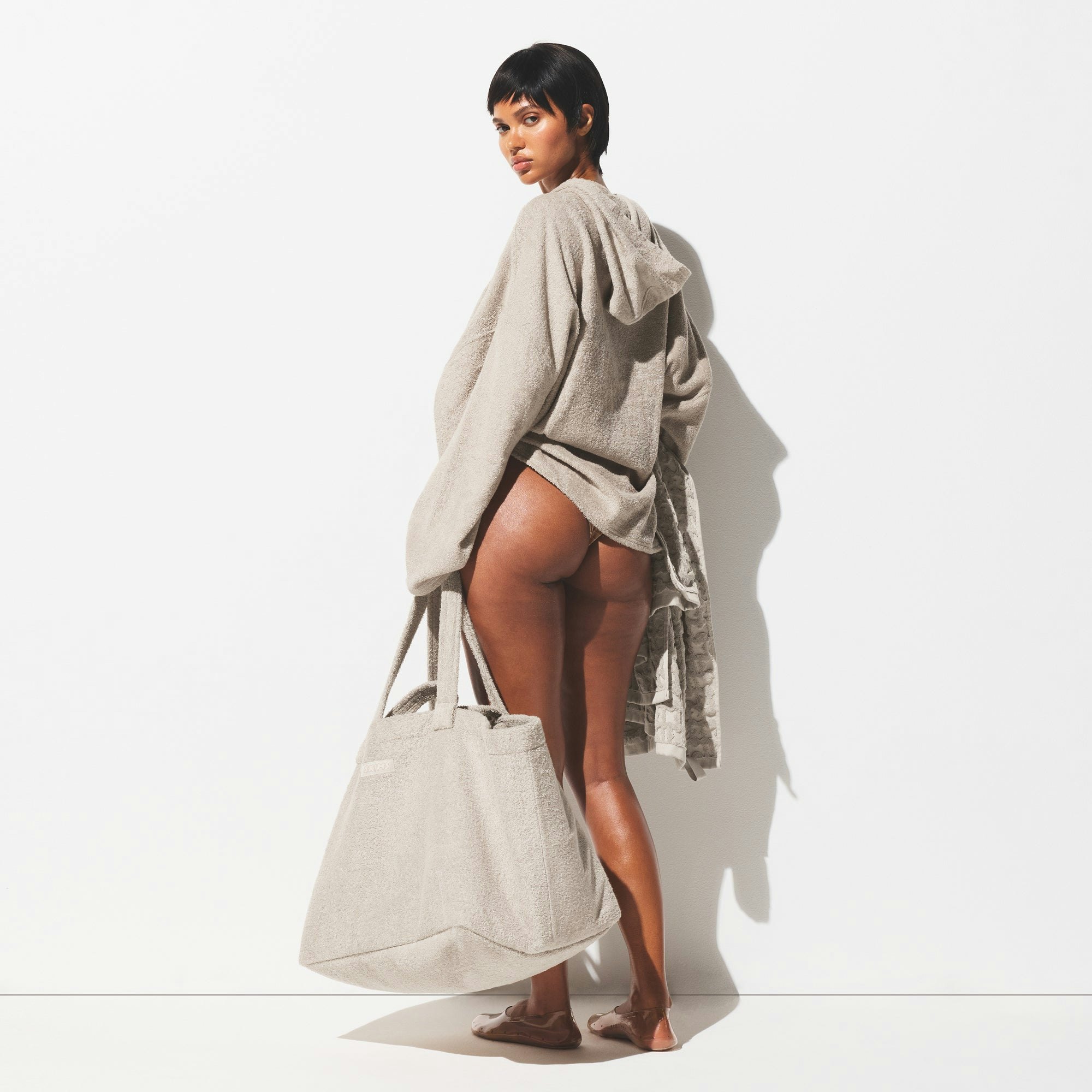 TERRY COVER UPS JUMBO BEACH TOTE | STONE ON A MODEL FRONT VIEW | FOCUS: 0.0, 1.0, 0.9