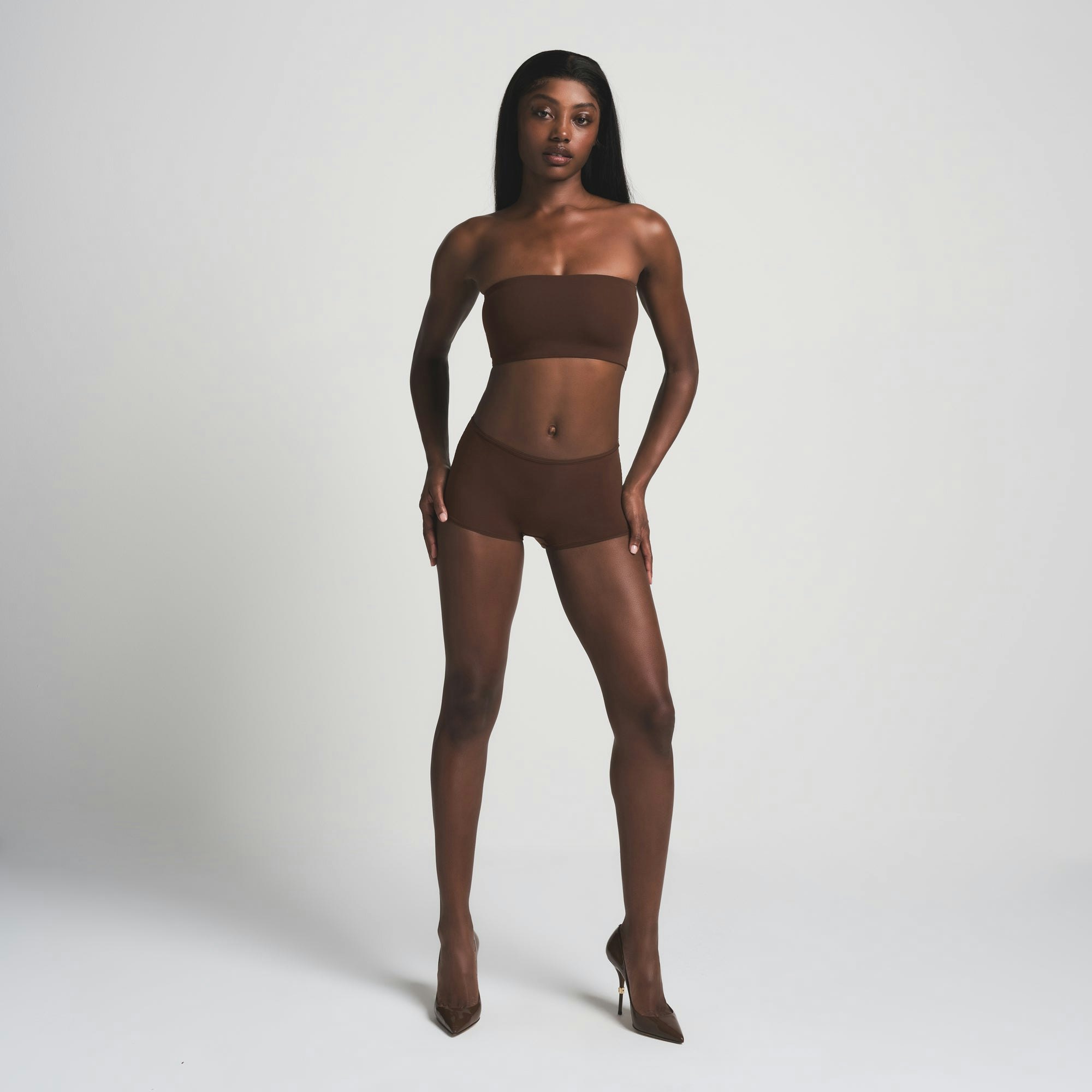 FITS EVERYBODY BANDEAU | COCOA ON A MODEL FRONT VIEW | FOCUS: 0.0, 1.0, 0.9