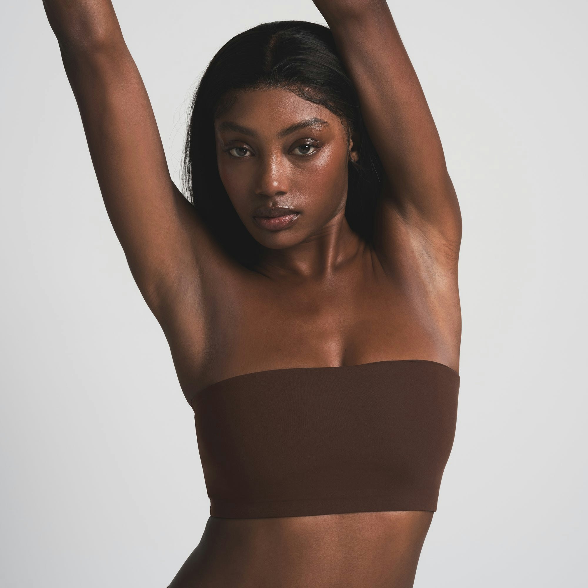 FITS EVERYBODY BANDEAU | COCOA ON A MODEL FRONT VIEW | FOCUS: 0.0, 1.0, 0.9