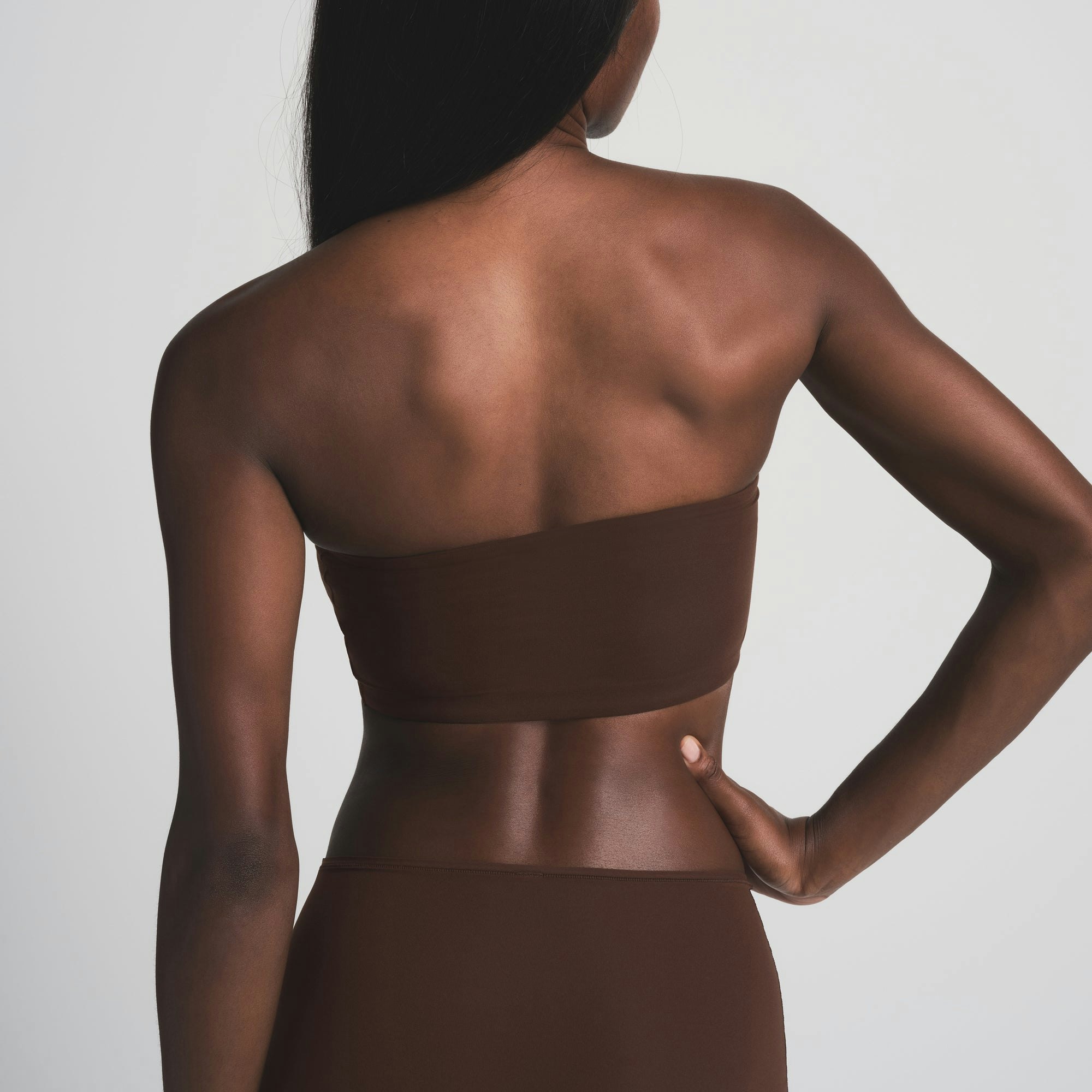 FITS EVERYBODY BANDEAU | COCOA ON A MODEL BACK VIEW | FOCUS: 0.0, 1.0, 0.9