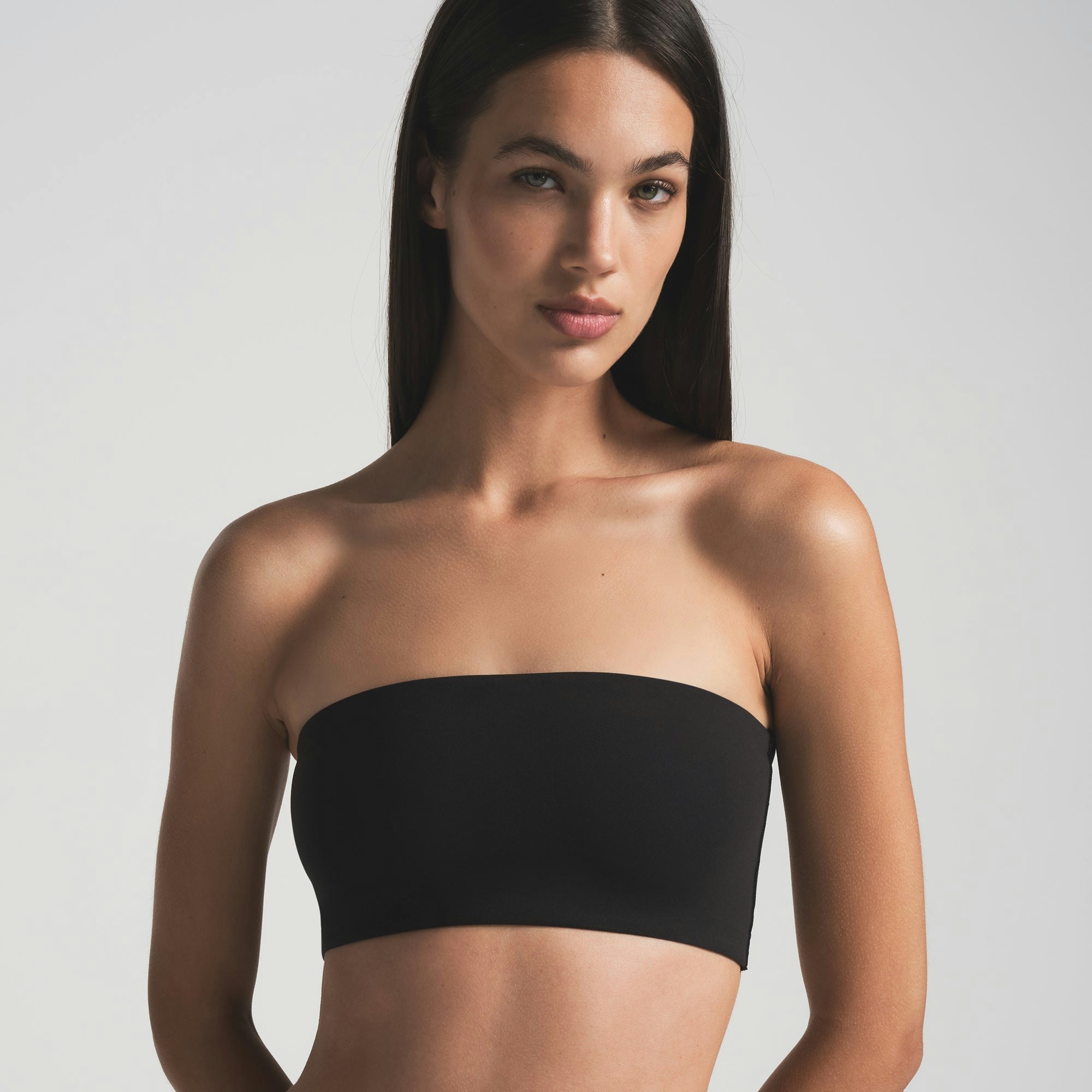 FITS EVERYBODY BANDEAU | ONYX ON A MODEL FRONT VIEW | FOCUS: 0.0, 1.0, 0.9