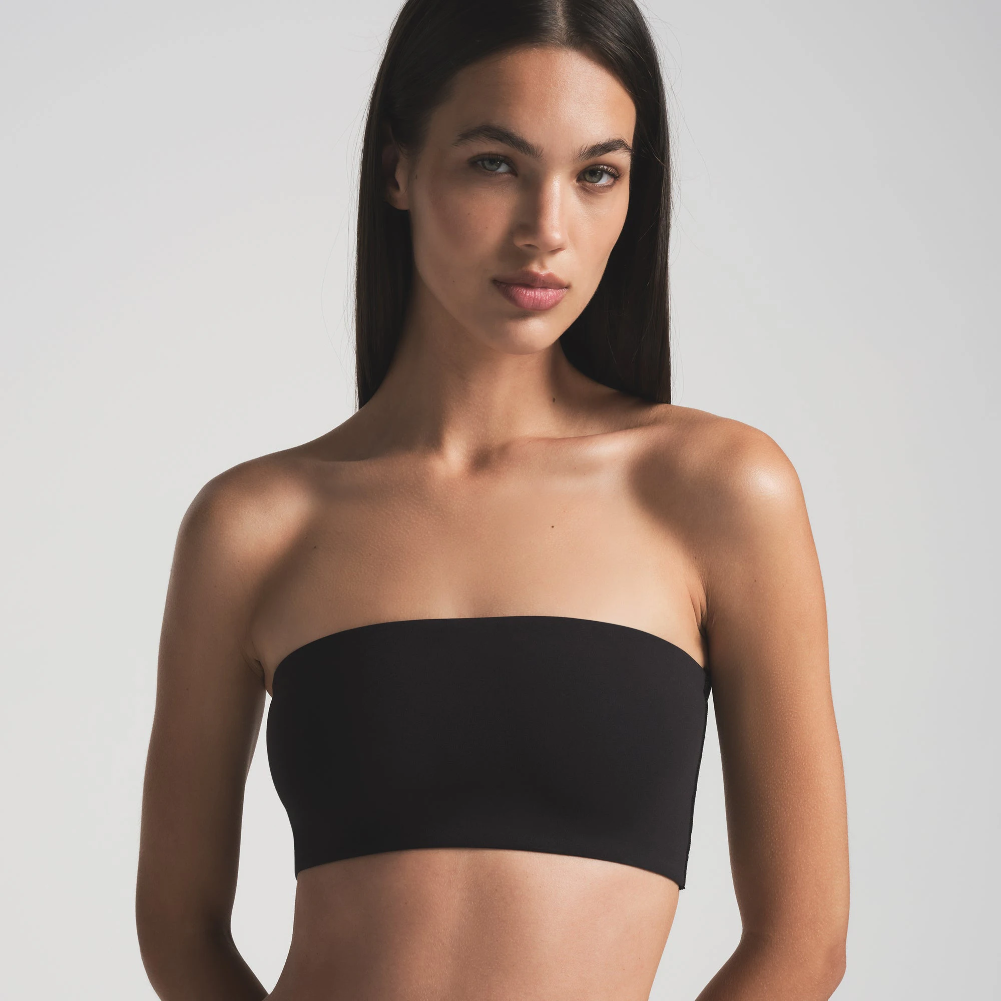 FITS EVERYBODY BANDEAU | ONYX ON A MODEL FRONT VIEW | FOCUS: 0.0, 1.0, 0.9