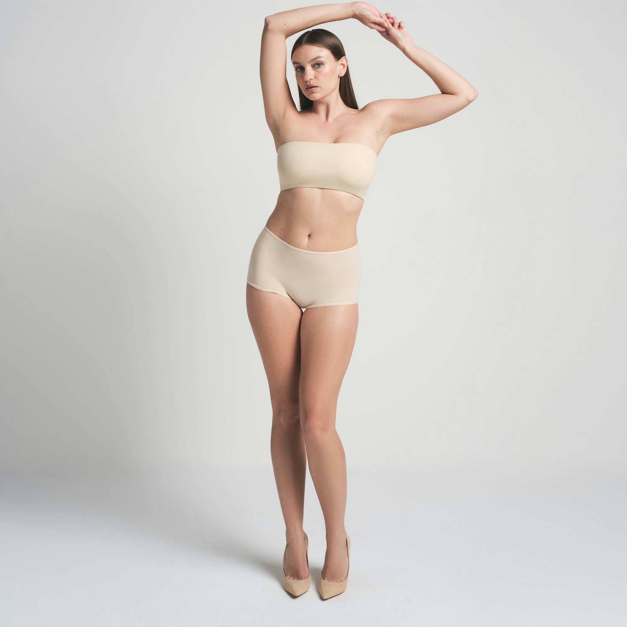 FITS EVERYBODY BANDEAU | SAND ON A MODEL FRONT VIEW | FOCUS: 0.0, 1.0, 0.9