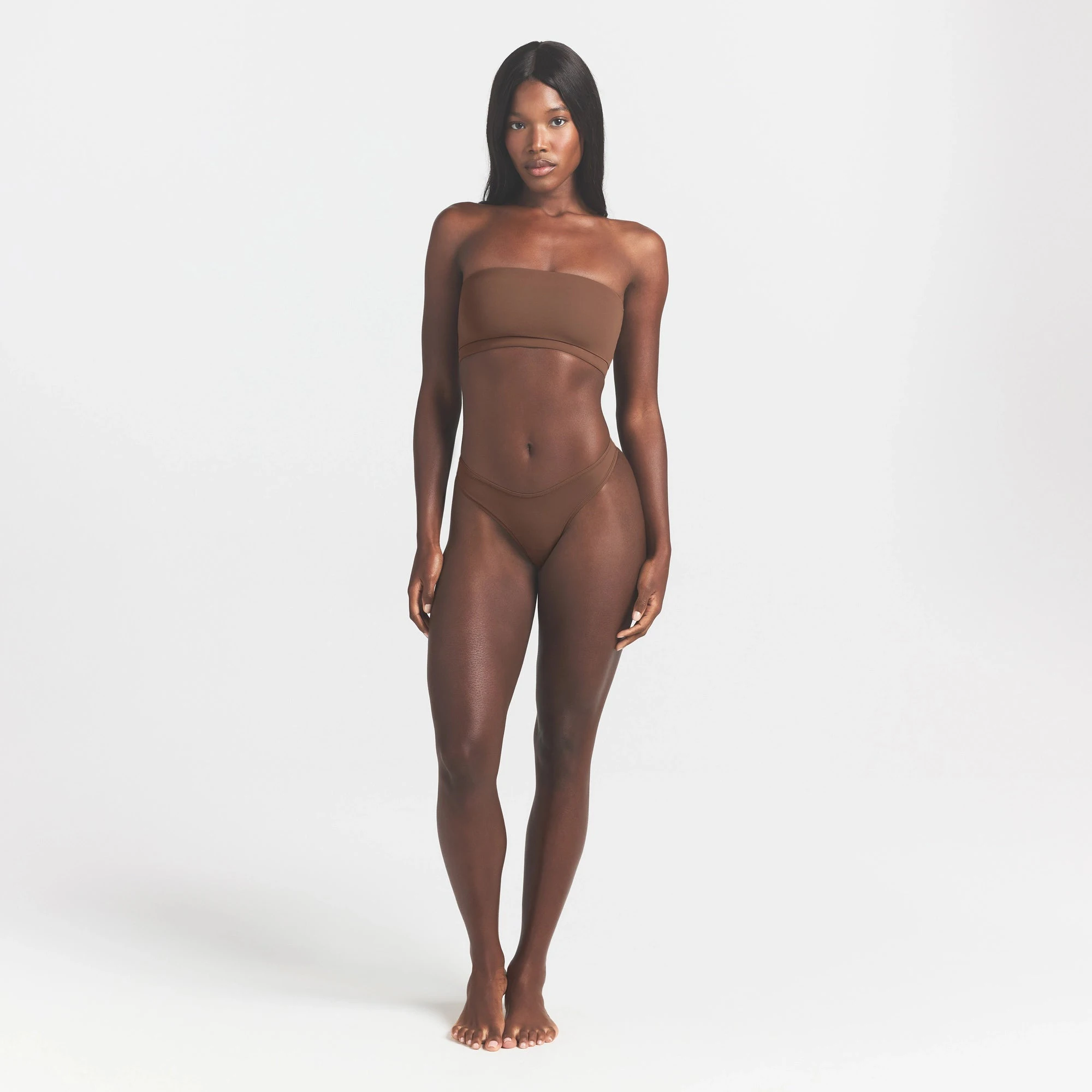 FITS EVERYBODY BANDEAU | JASPER ON A MODEL FRONT VIEW