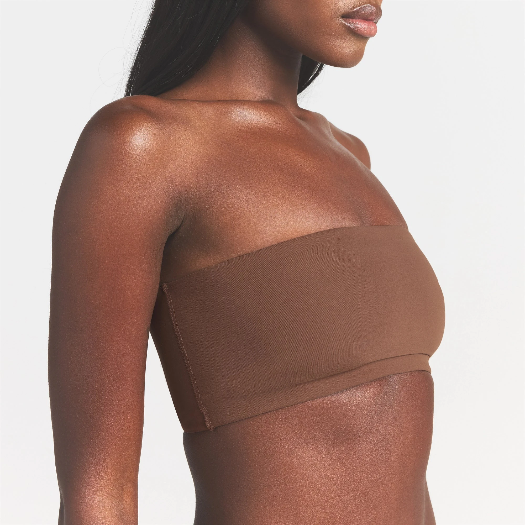 FITS EVERYBODY BANDEAU | JASPER ON A MODEL SIDE VIEW