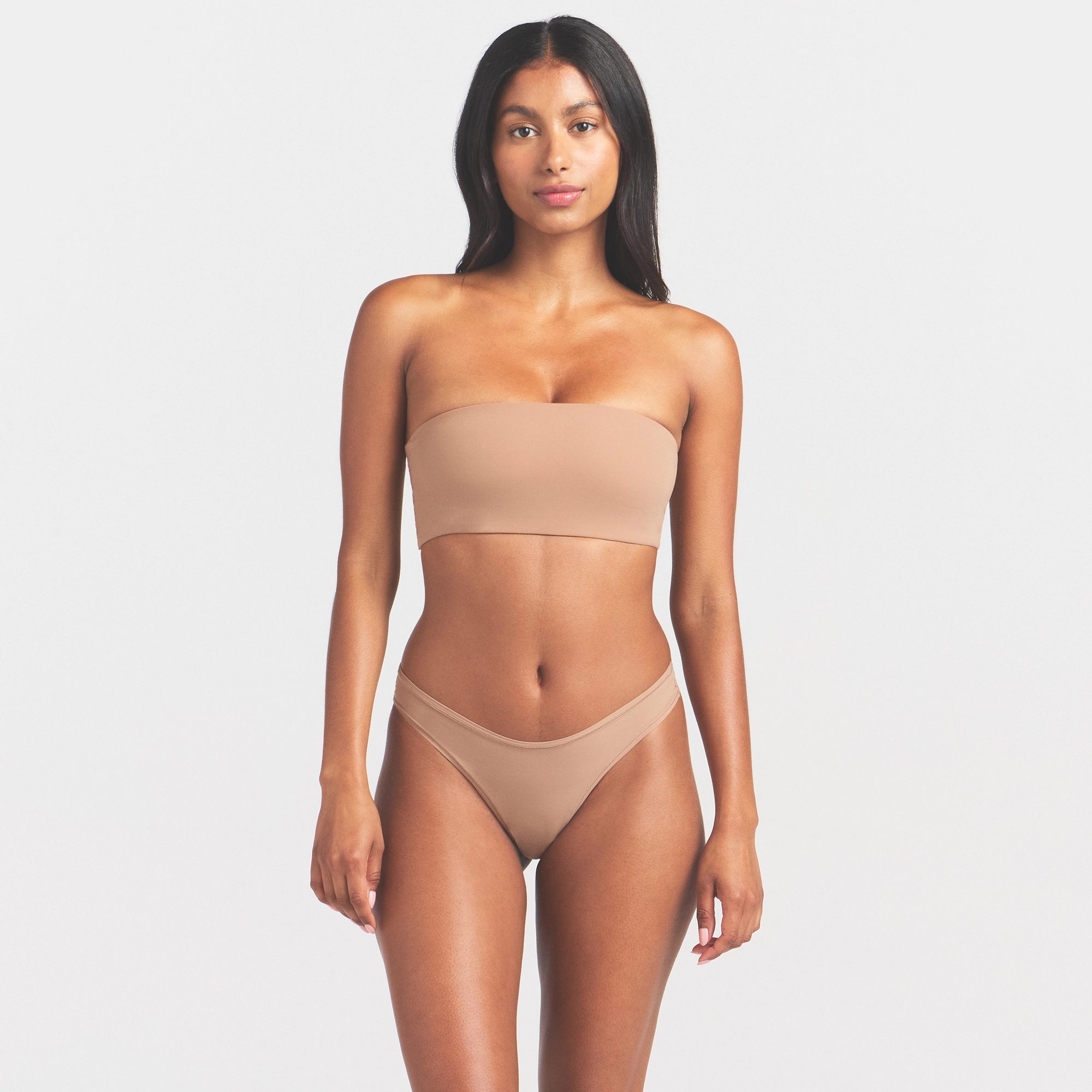 FITS EVERYBODY BANDEAU | SIENNA ON A MODEL SIDE VIEW