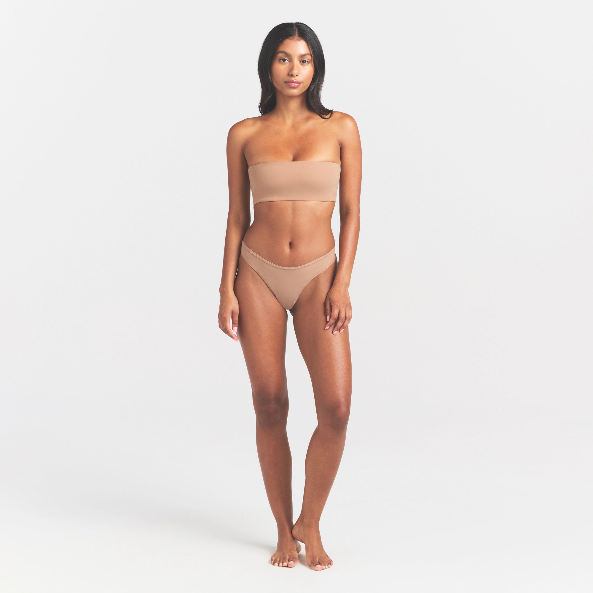 FITS EVERYBODY BANDEAU | SIENNA ON A MODEL FRONT VIEW