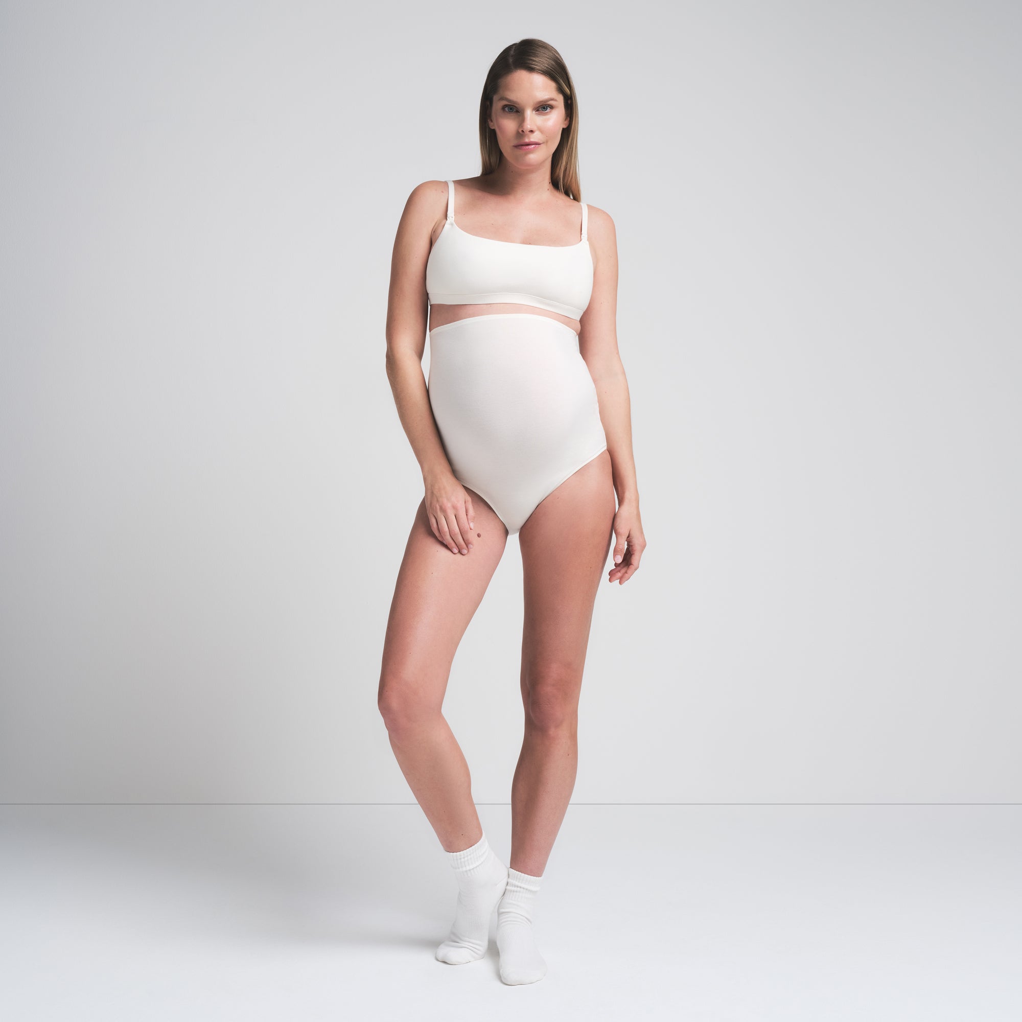 COTTON JERSEY MATERNITY HIGH-WAISTED BRIEF | MARBLE ON A MODEL FRONTVIEW | FOCUS: 0.0, 1.0, 0.9