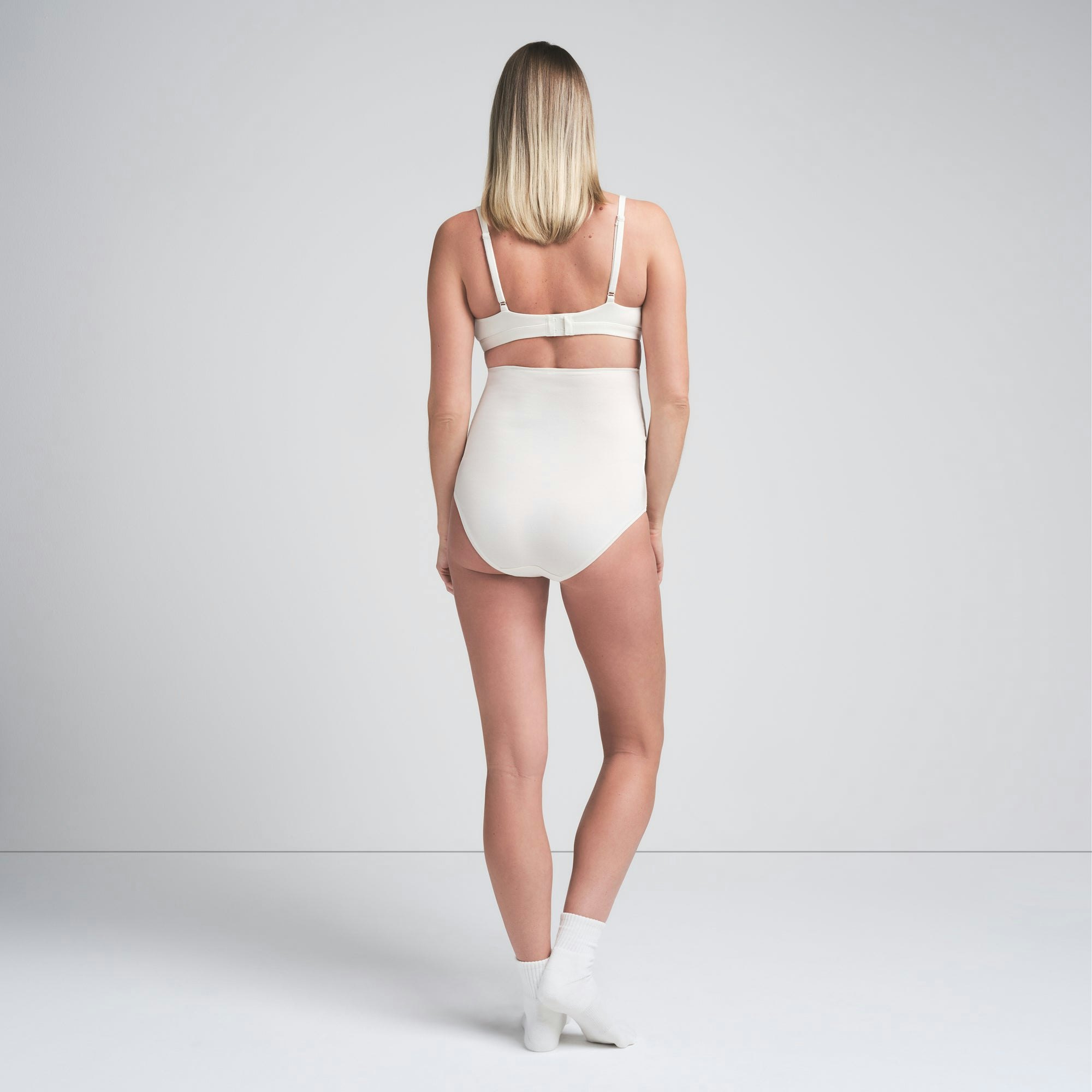 COTTON JERSEY MATERNITY HIGH-WAISTED BRIEF | MARBLE ON A MODEL FRONTVIEW | FOCUS: 0.0, 1.0, 0.9