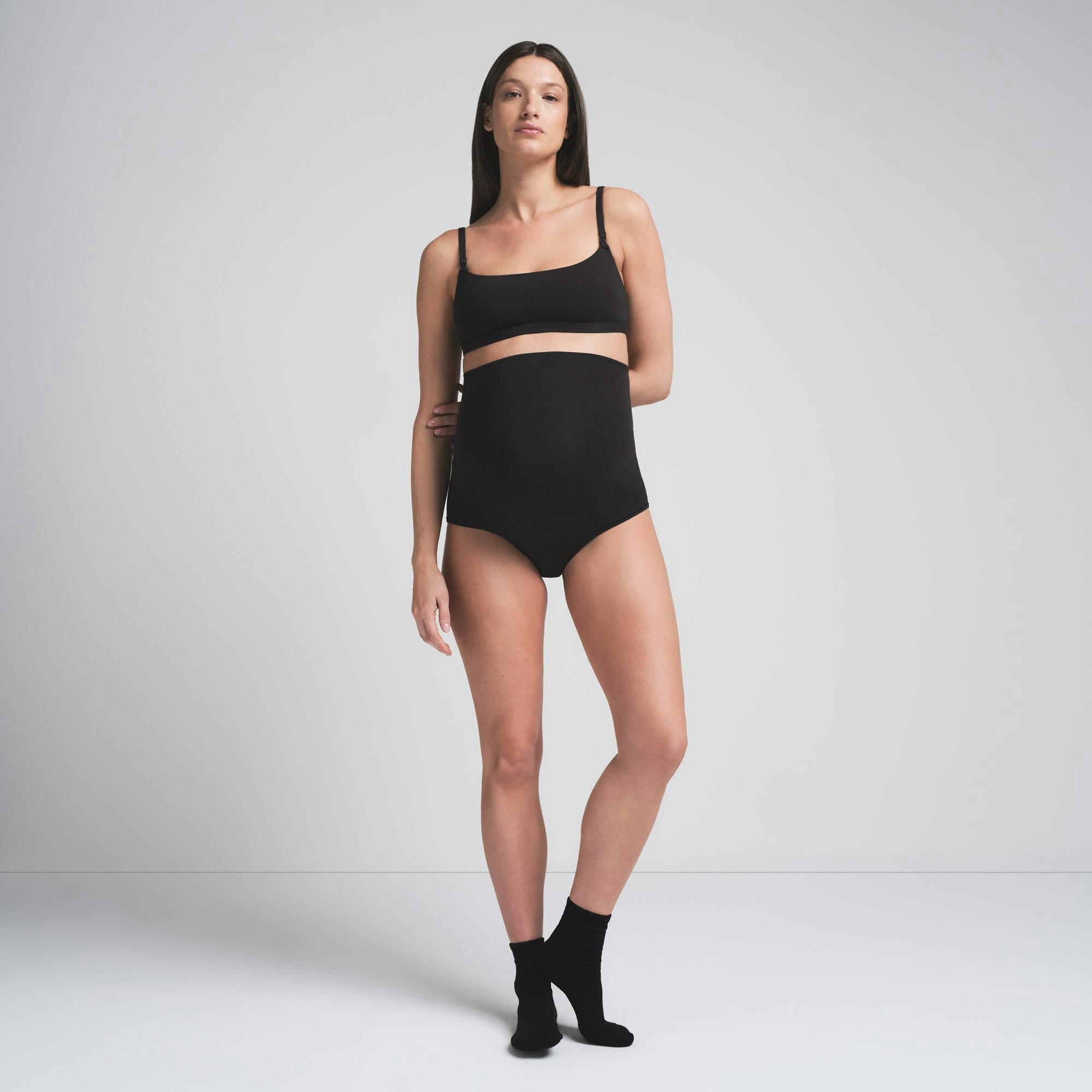 COTTON JERSEY MATERNITY HIGH-WAISTED BRIEF | SOOT ON A MODEL FRONTVIEW | FOCUS: 0.0, 1.0, 0.9