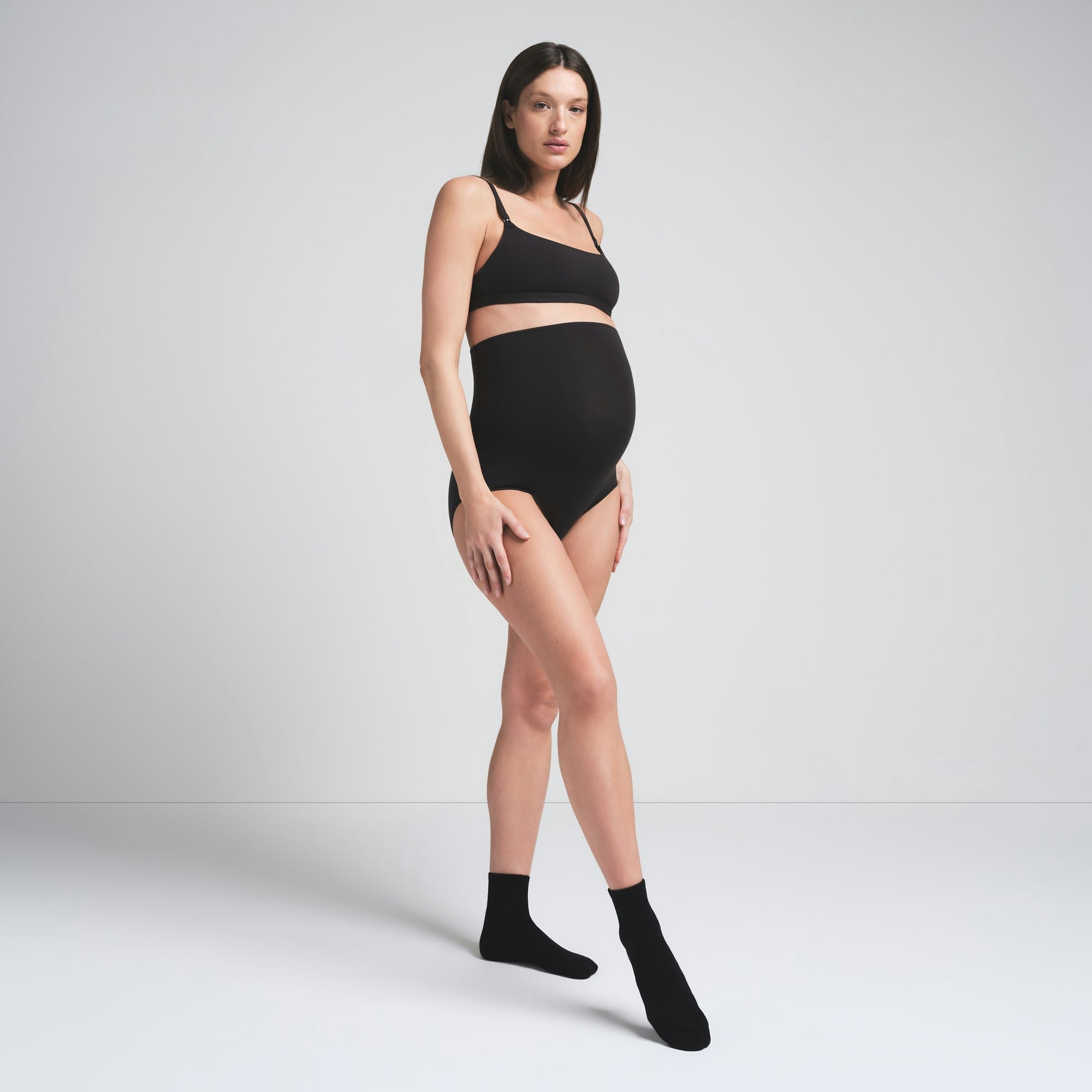 COTTON JERSEY MATERNITY HIGH-WAISTED BRIEF | SOOT ON A MODEL FRONTVIEW | FOCUS: 0.0, 1.0, 0.9