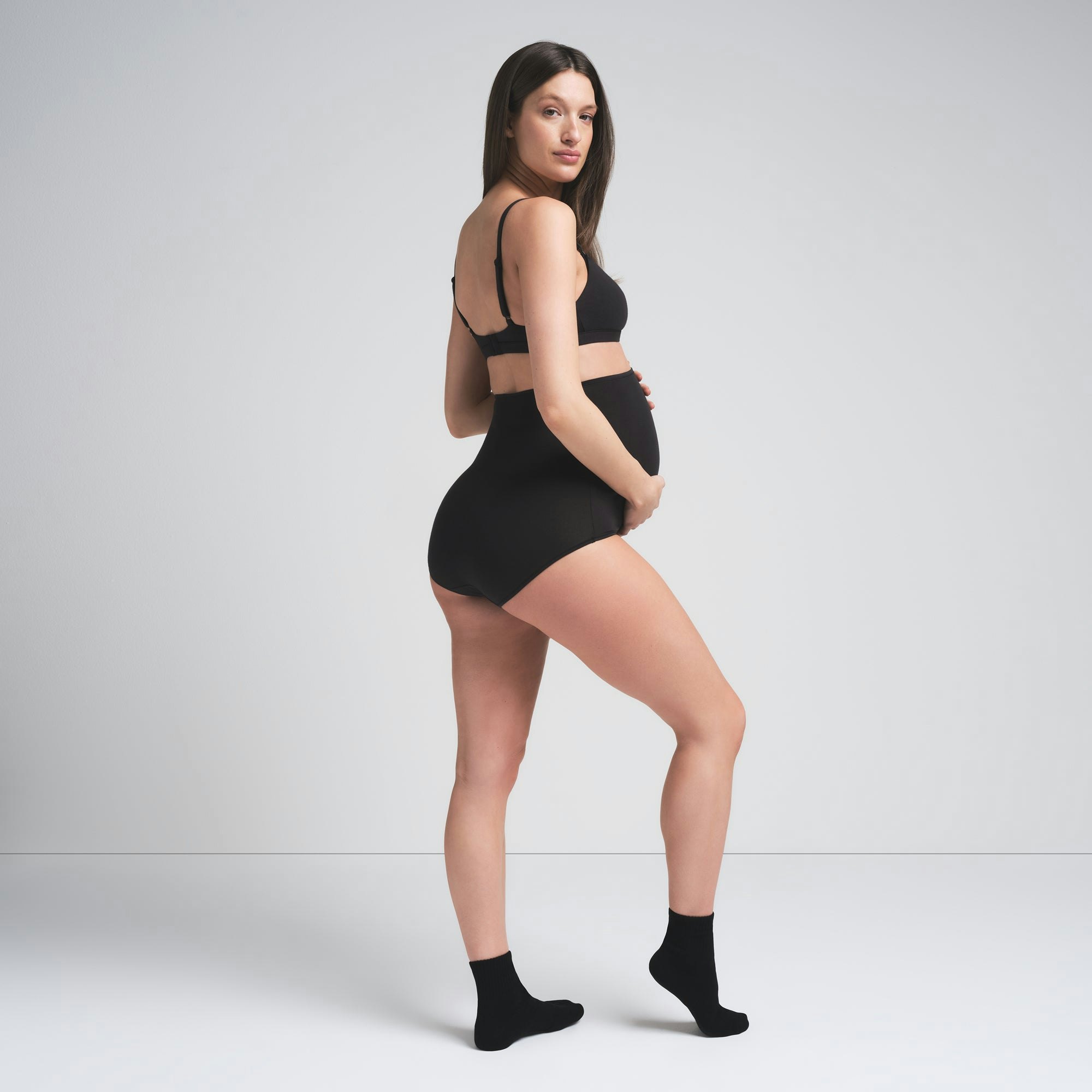 COTTON JERSEY MATERNITY HIGH-WAISTED BRIEF | SOOT ON A MODEL FRONTVIEW | FOCUS: 0.0, 1.0, 0.9