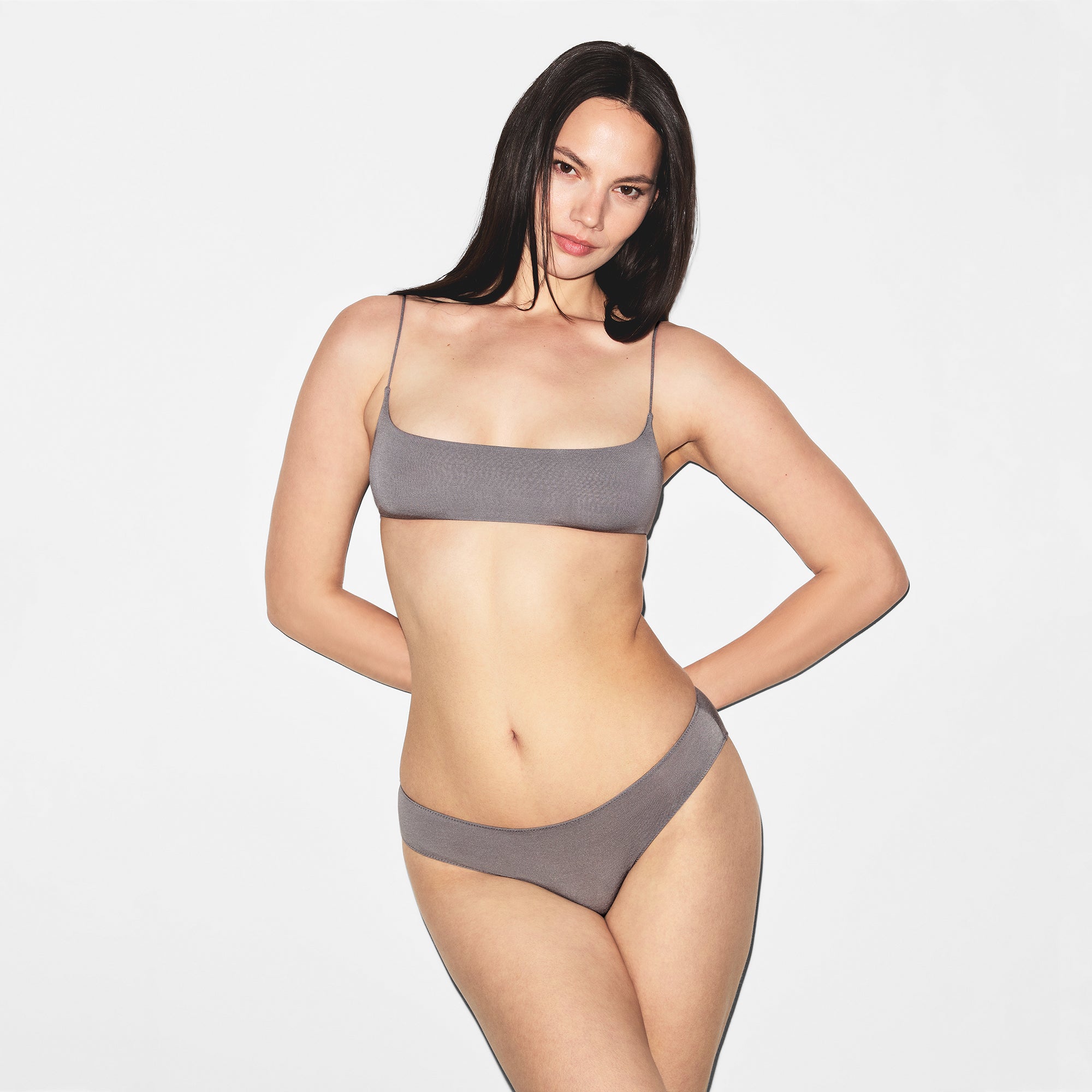 MODAL BRIEF | SHADOW ON A MODEL FRONT VIEW | FOCUS: 0.0, 1.0, 0.9