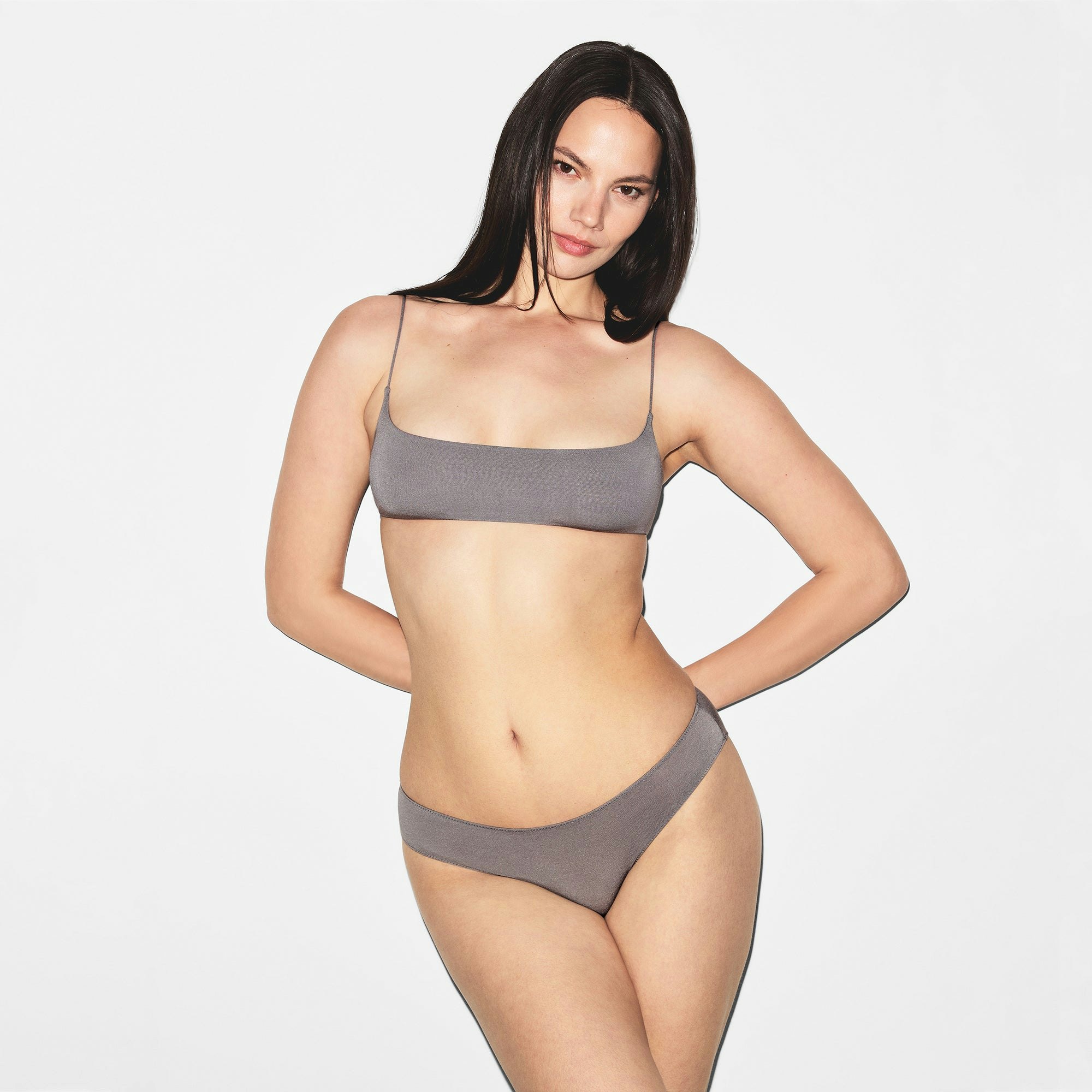 MODAL BRIEF | SHADOW ON A MODEL FRONT VIEW | FOCUS: 0.0, 1.0, 0.9