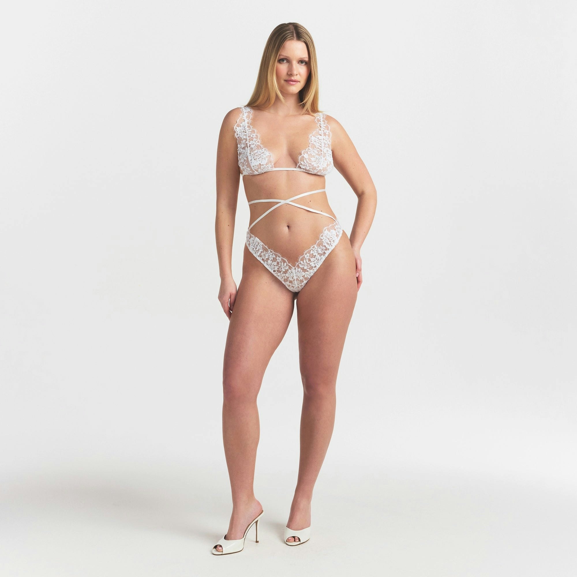 SKIMS LACE PLUNGE BRALETTE | SNOW ON A MODEL FRONT VIEW @ | FOCUS: 0.0, 1.0, 0.9
