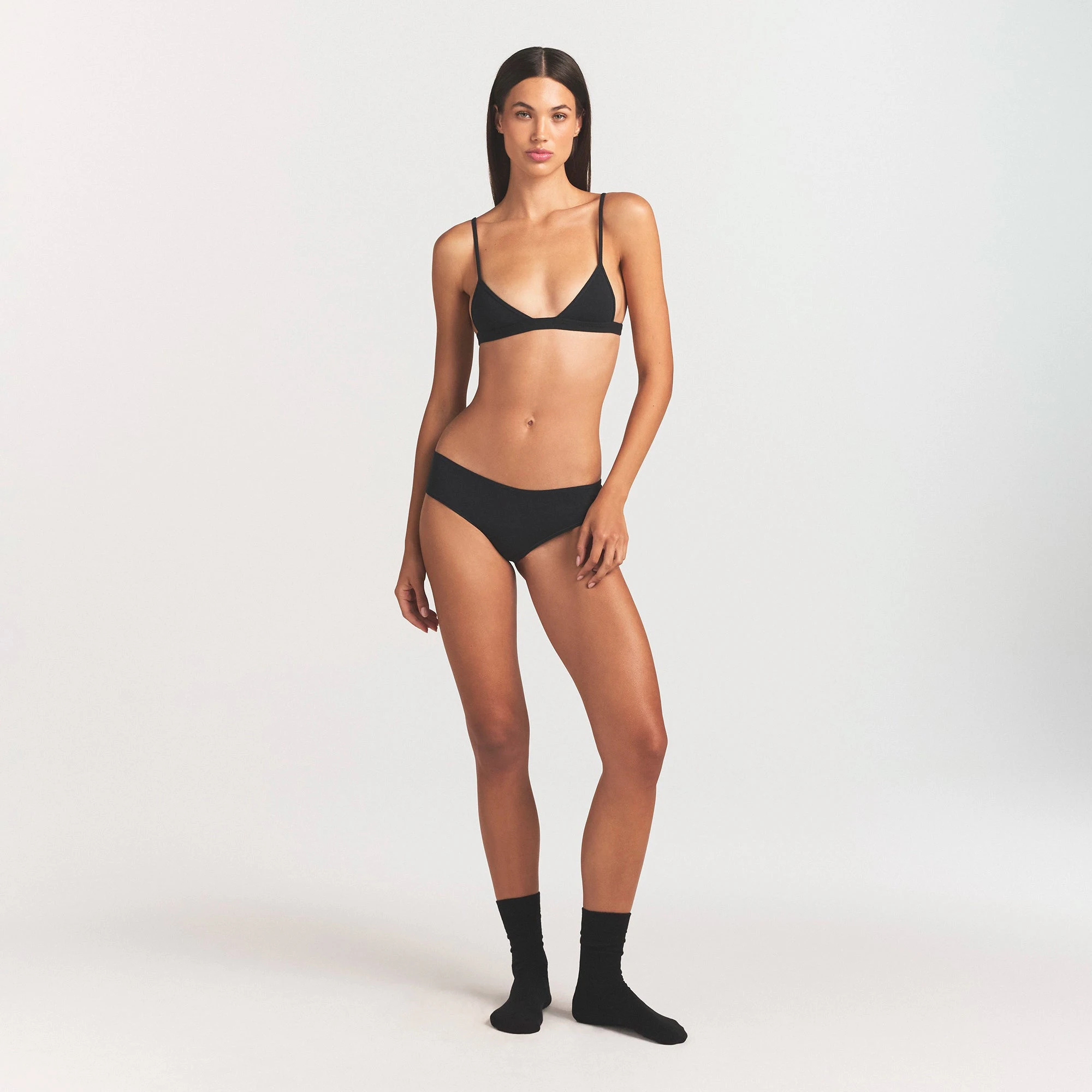 EVERYDAY COTTON TRIANGLE BRALETTE | ONYX ON A MODEL FRONT VIEW @ | FOCUS: 0.0, 1.0, 0.9