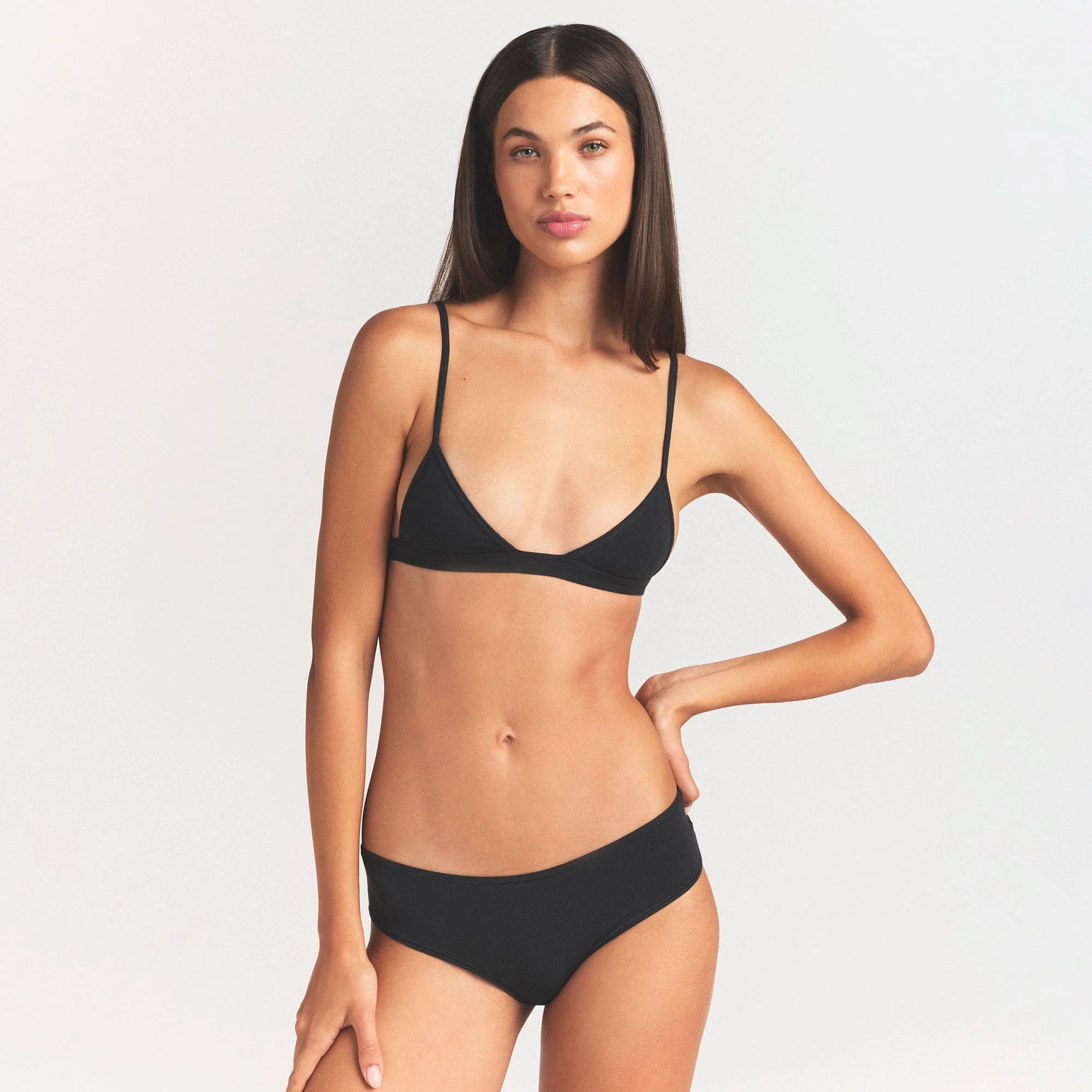 EVERYDAY COTTON TRIANGLE BRALETTE | ONYX ON A MODEL SIDE VIEW @ | FOCUS: 0.0, 1.0, 0.9