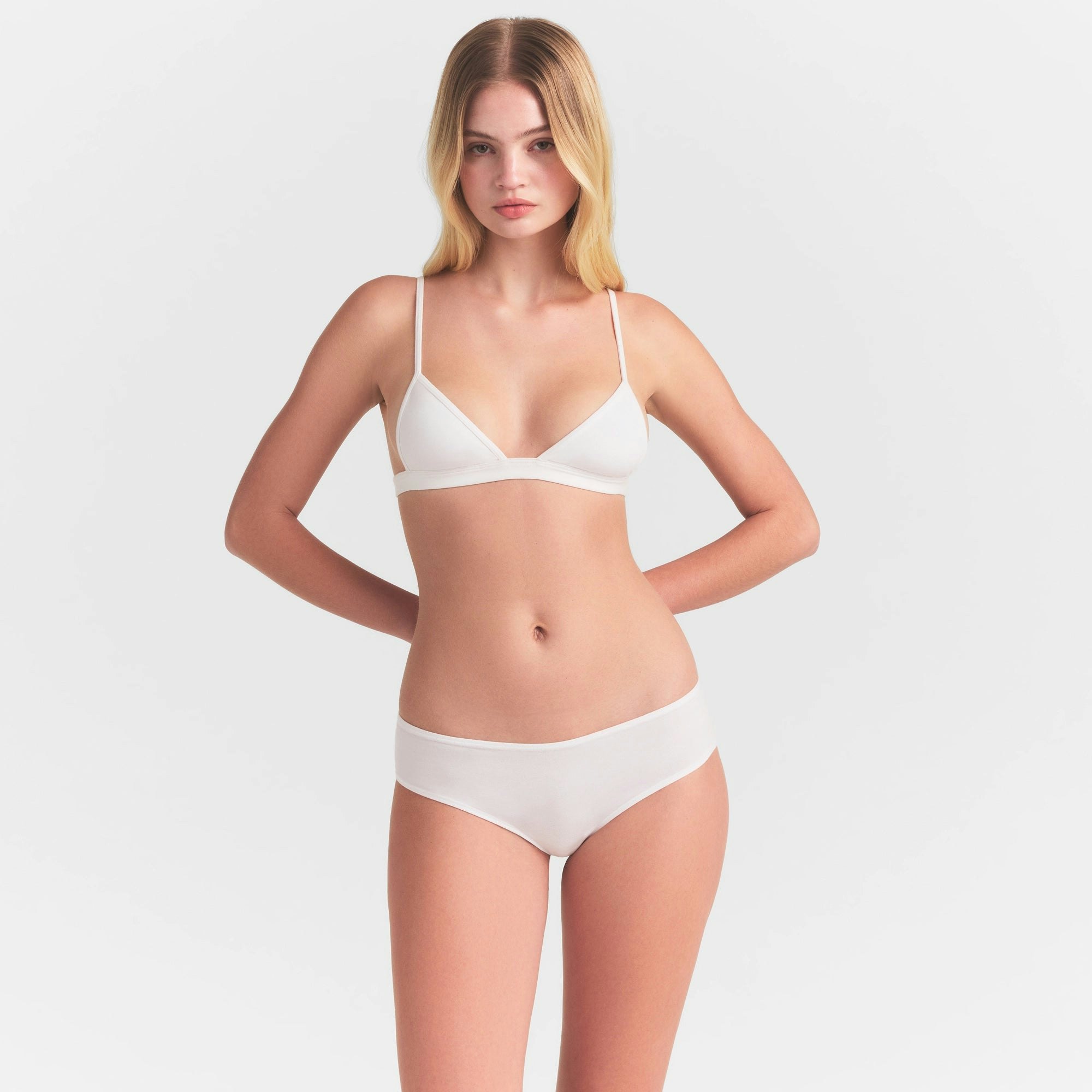 EVERYDAY COTTON TRIANGLE BRALETTE | SNOW ON A MODEL SIDE VIEW @ | FOCUS: 0.0, 1.0, 0.9