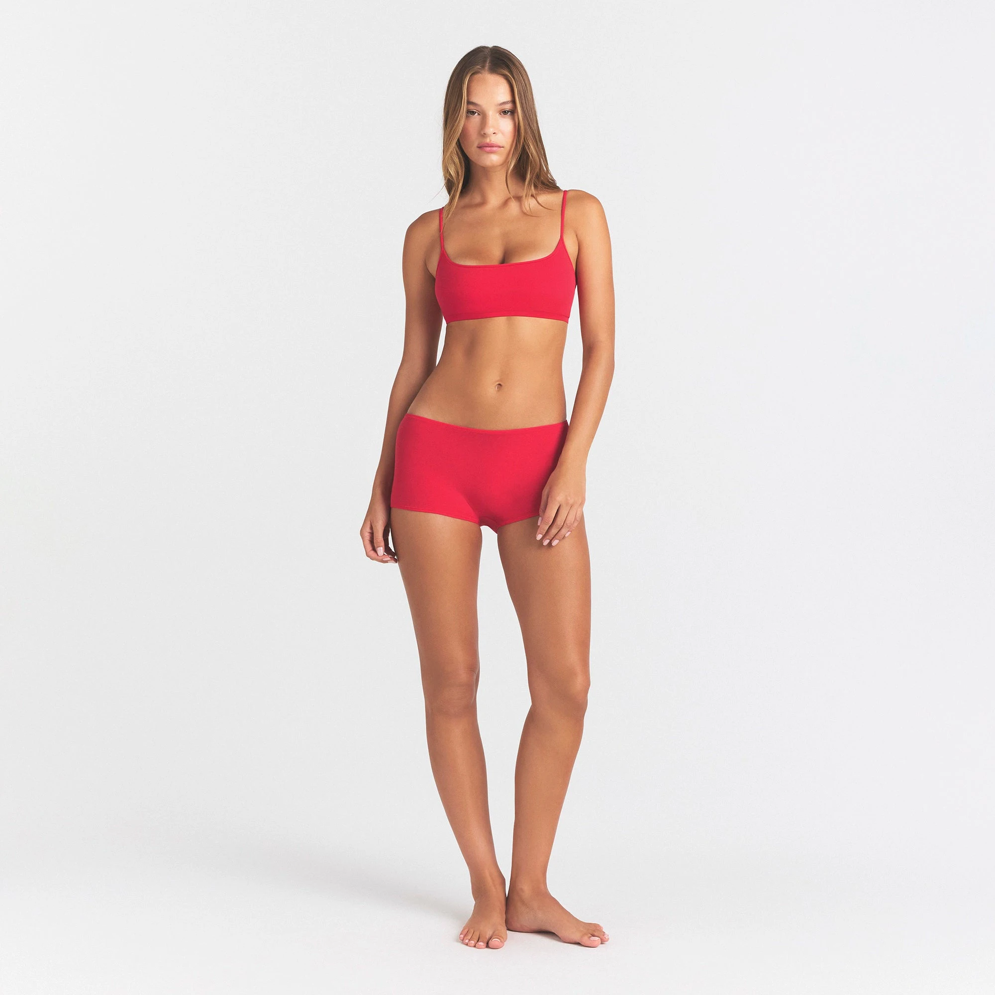EVERYDAY COTTON SCOOP BRALETTE | CARMINE ON A MODEL FRONT VIEW @ | FOCUS: 0.0, 1.0, 0.9