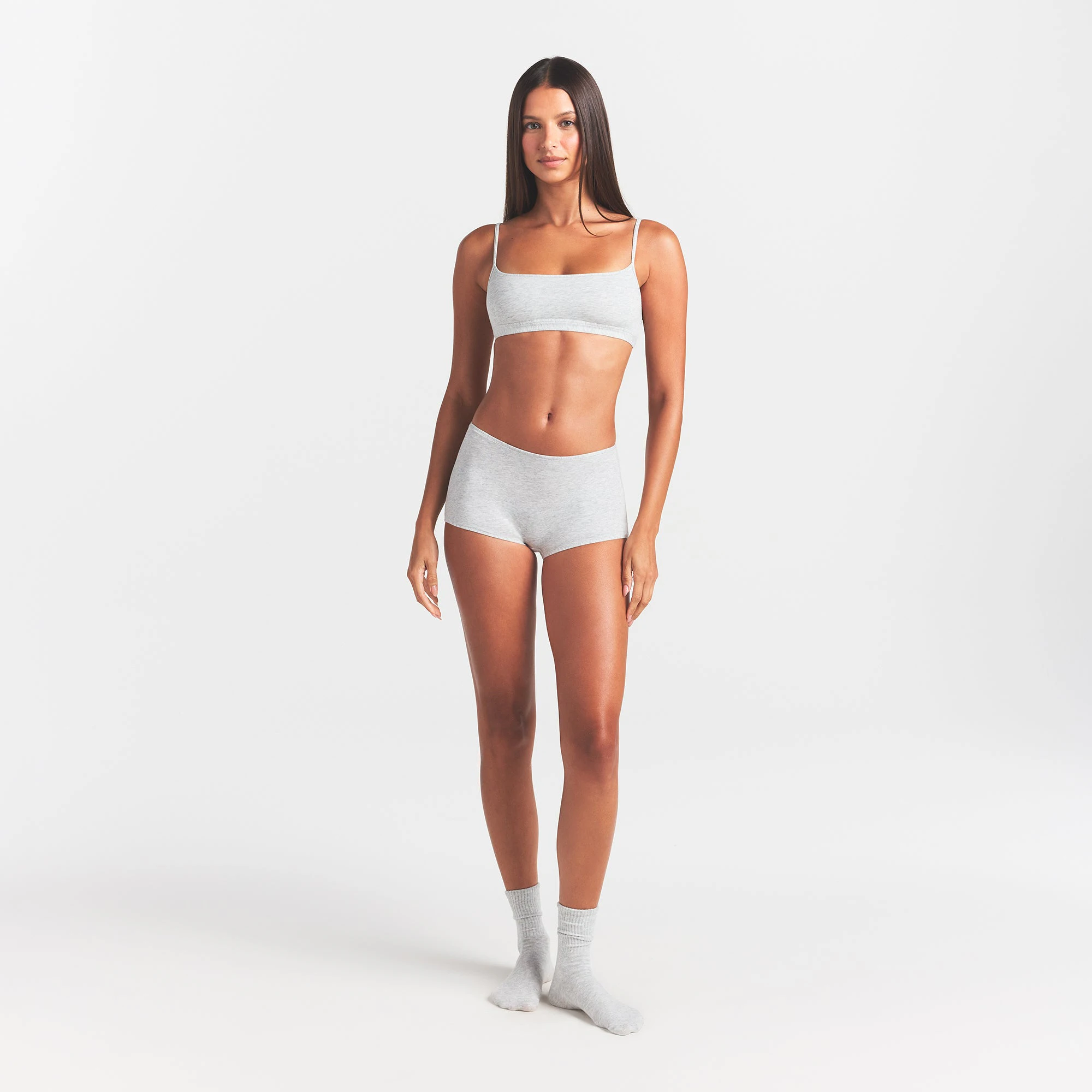 EVERYDAY COTTON SCOOP BRALETTE | LIGHT HEATHER GREY ON A MODEL FRONT VIEW @ | FOCUS: 0.0, 1.0, 0.9