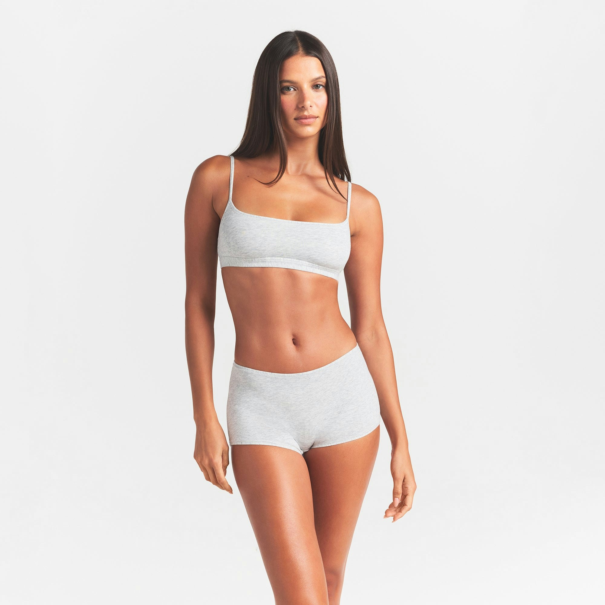 EVERYDAY COTTON SCOOP BRALETTE | LIGHT HEATHER GREY ON A MODEL FRONT VIEW @ | FOCUS: 0.0, 1.0, 0.9