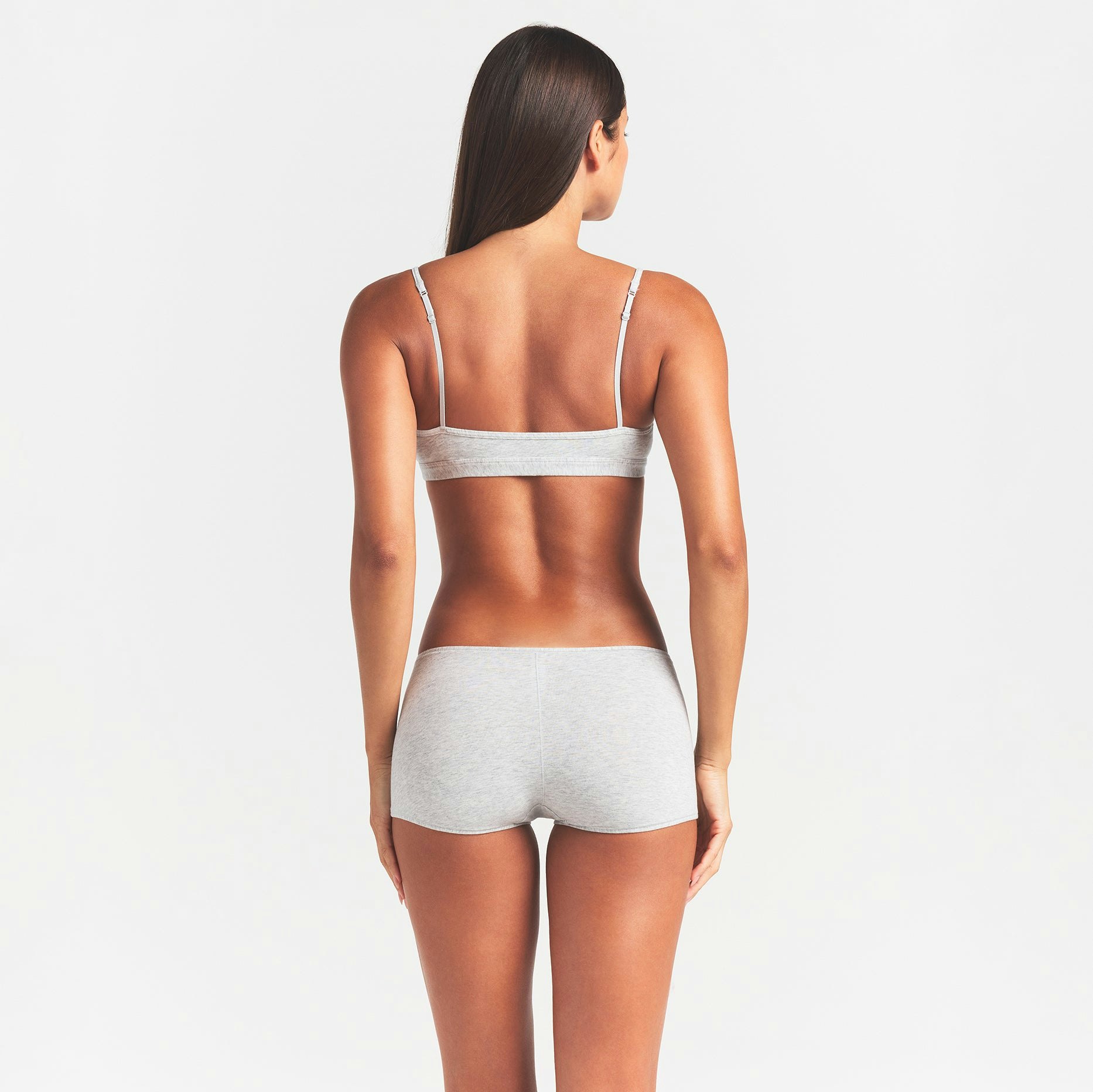 EVERYDAY COTTON SCOOP BRALETTE | LIGHT HEATHER GREY ON A MODEL BACK VIEW @ | FOCUS: 0.0, 1.0, 0.9