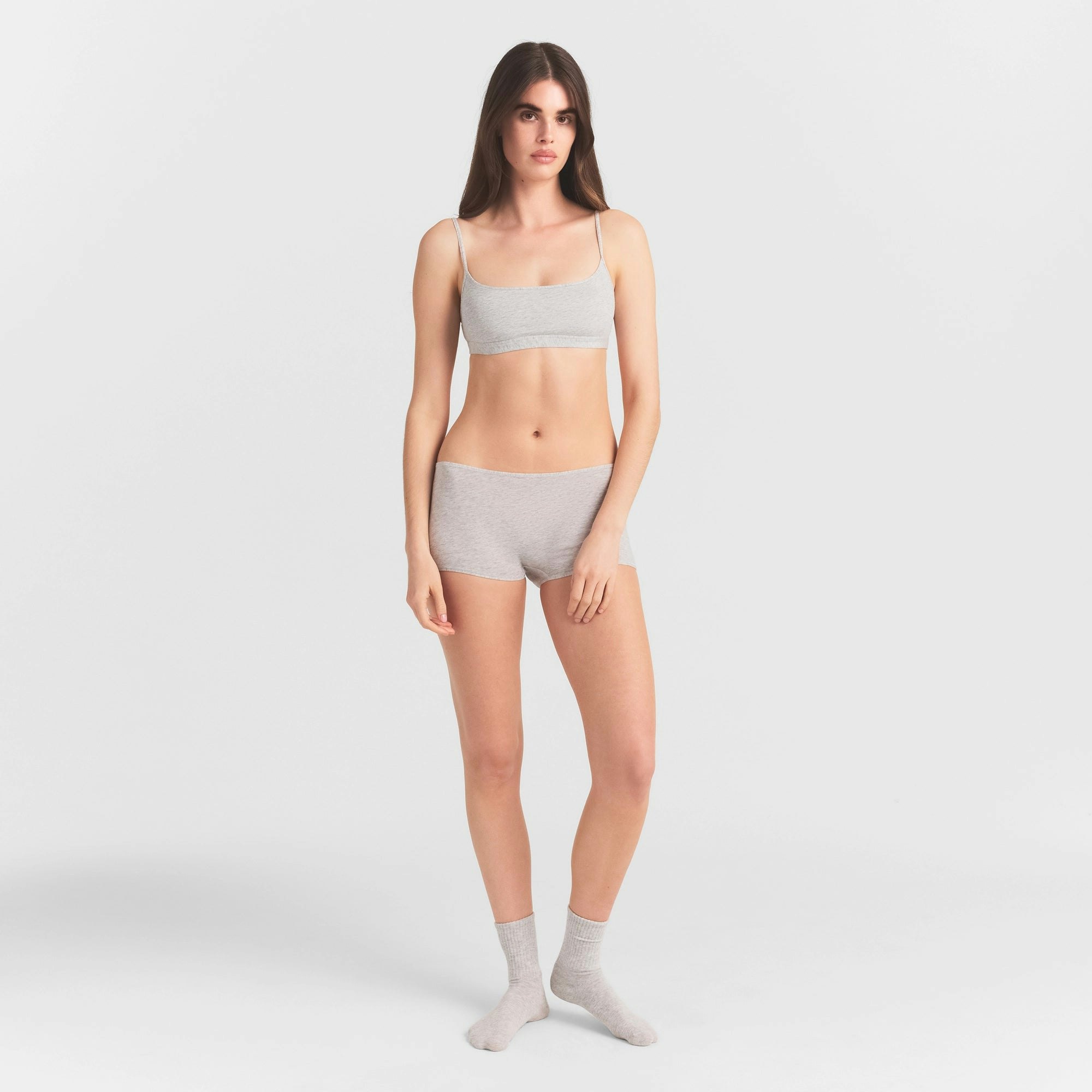 EVERYDAY COTTON SCOOP BRALETTE | LIGHT HEATHER GREY ON A MODEL FRONT VIEW @ | FOCUS: 0.0, 1.0, 0.9