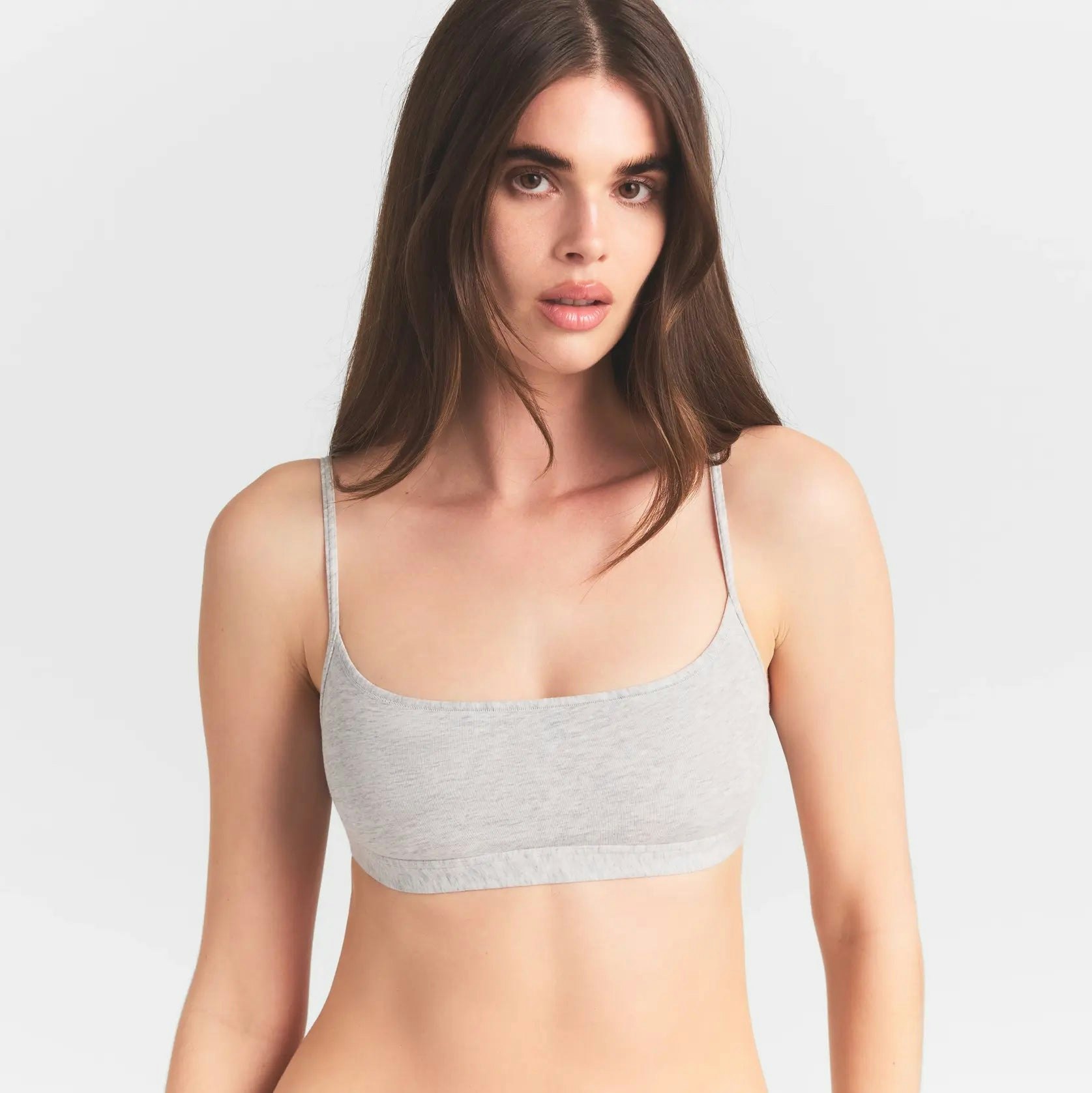 EVERYDAY COTTON SCOOP BRALETTE | LIGHT HEATHER GREY ON A MODEL SIDE VIEW @ | FOCUS: 0.0, 1.0, 0.9