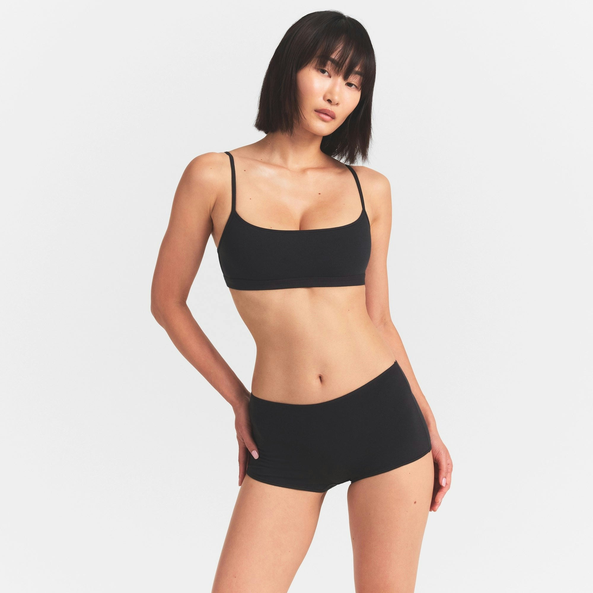 EVERYDAY COTTON SCOOP BRALETTE | ONYX ON A MODEL SIDE VIEW @ | FOCUS: 0.0, 1.0, 0.9