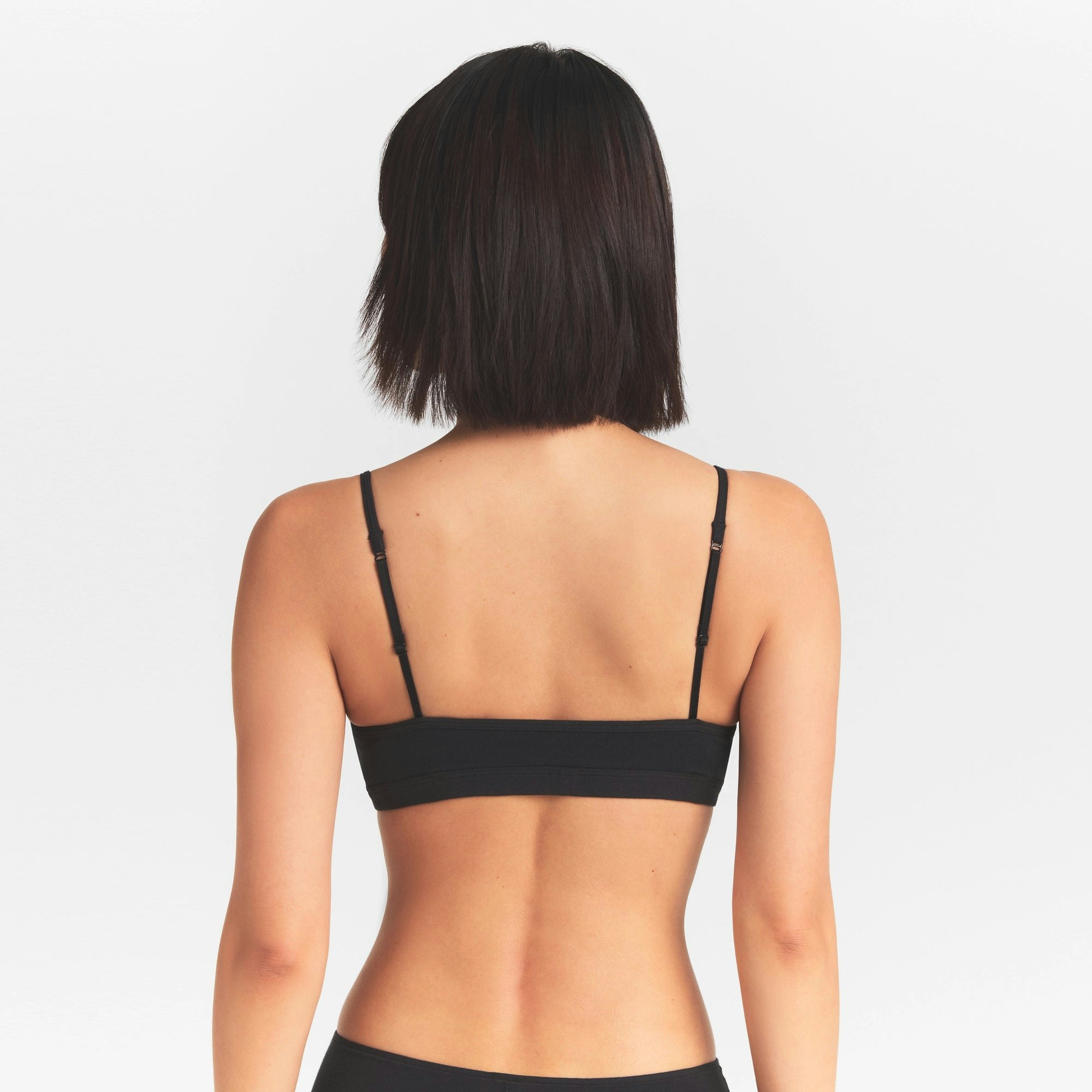 EVERYDAY COTTON SCOOP BRALETTE | ONYX ON A MODEL SIDE VIEW @ | FOCUS: 0.0, 1.0, 0.9