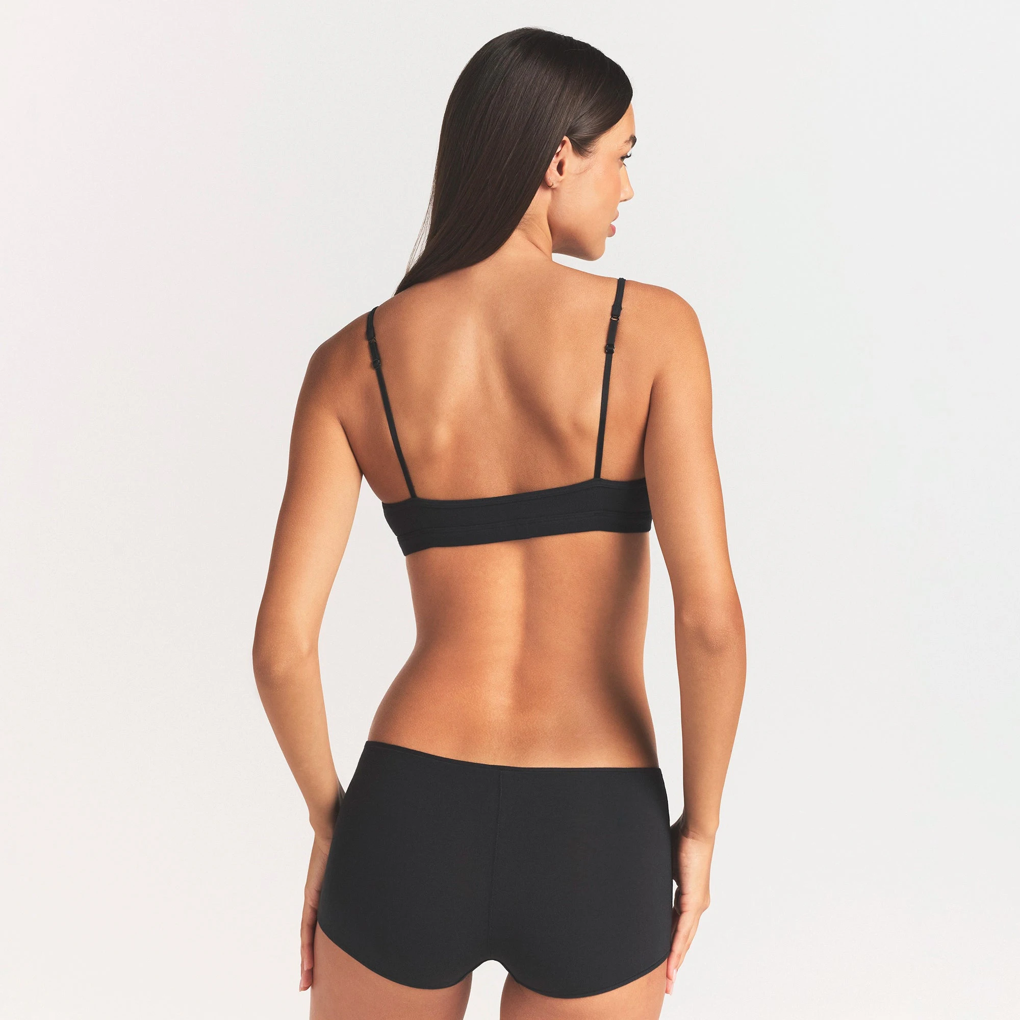 EVERYDAY COTTON SCOOP BRALETTE | ONYX ON A MODEL SIDE VIEW @ | FOCUS: 0.0, 1.0, 0.9