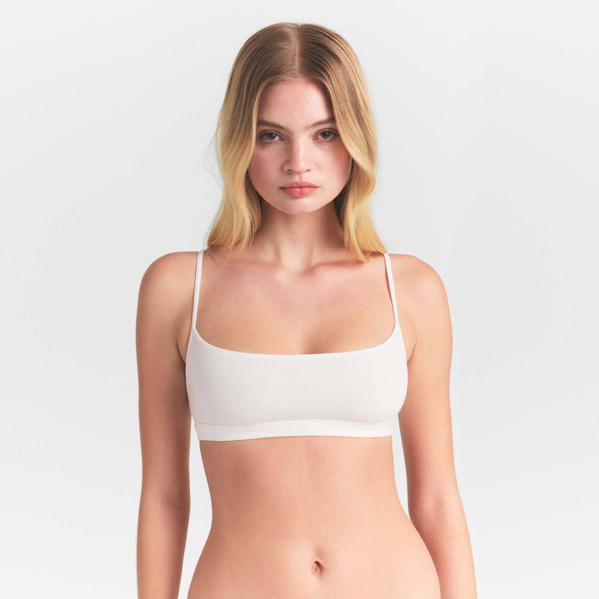 EVERYDAY COTTON SCOOP BRALETTE | SNOW ON A MODEL SIDE VIEW @ | FOCUS: 0.0, 1.0, 0.9