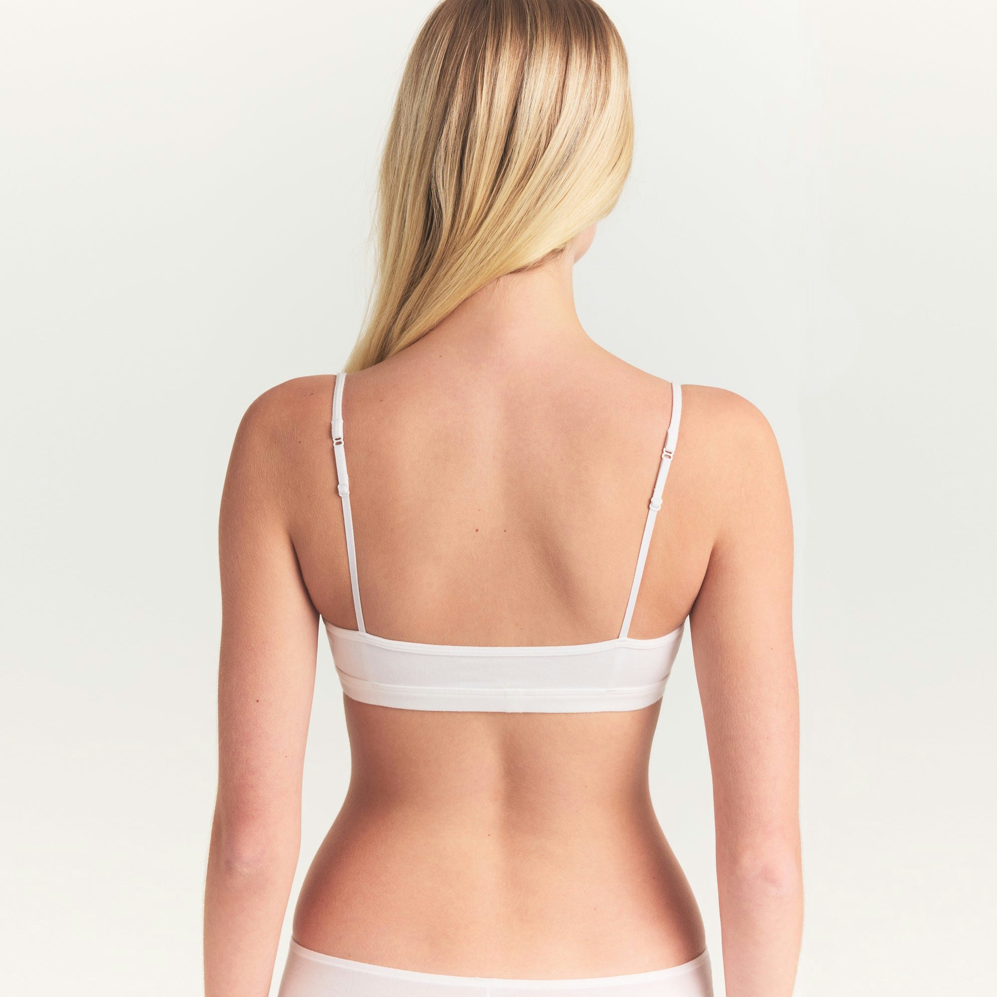 EVERYDAY COTTON SCOOP BRALETTE | SNOW ON A MODEL SIDE VIEW @ | FOCUS: 0.0, 1.0, 0.9
