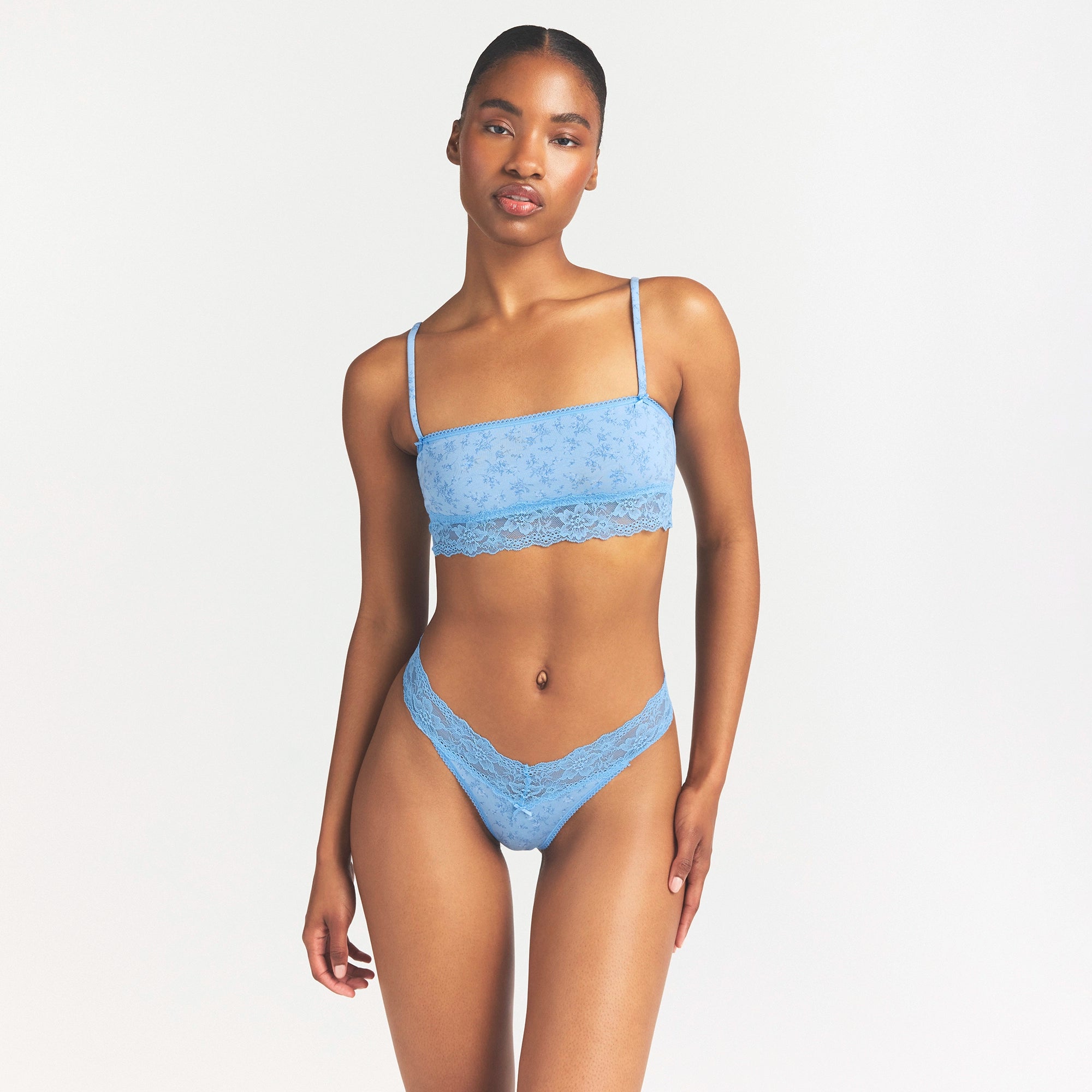 LIGHTWEIGHT COTTON STRAIGHT NECK BRALETTE | SURF DAINTY FLORAL PRINT ON A MODEL SIDE VIEW @ | FOCUS: 0.0, 1.0, 0.9