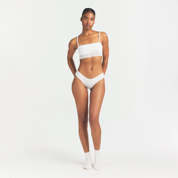 LIGHTWEIGHT COTTON STRAIGHT NECK BRALETTE | SNOW ON A MODEL FRONT VIEW @ | FOCUS: 0.0, 1.0, 0.9